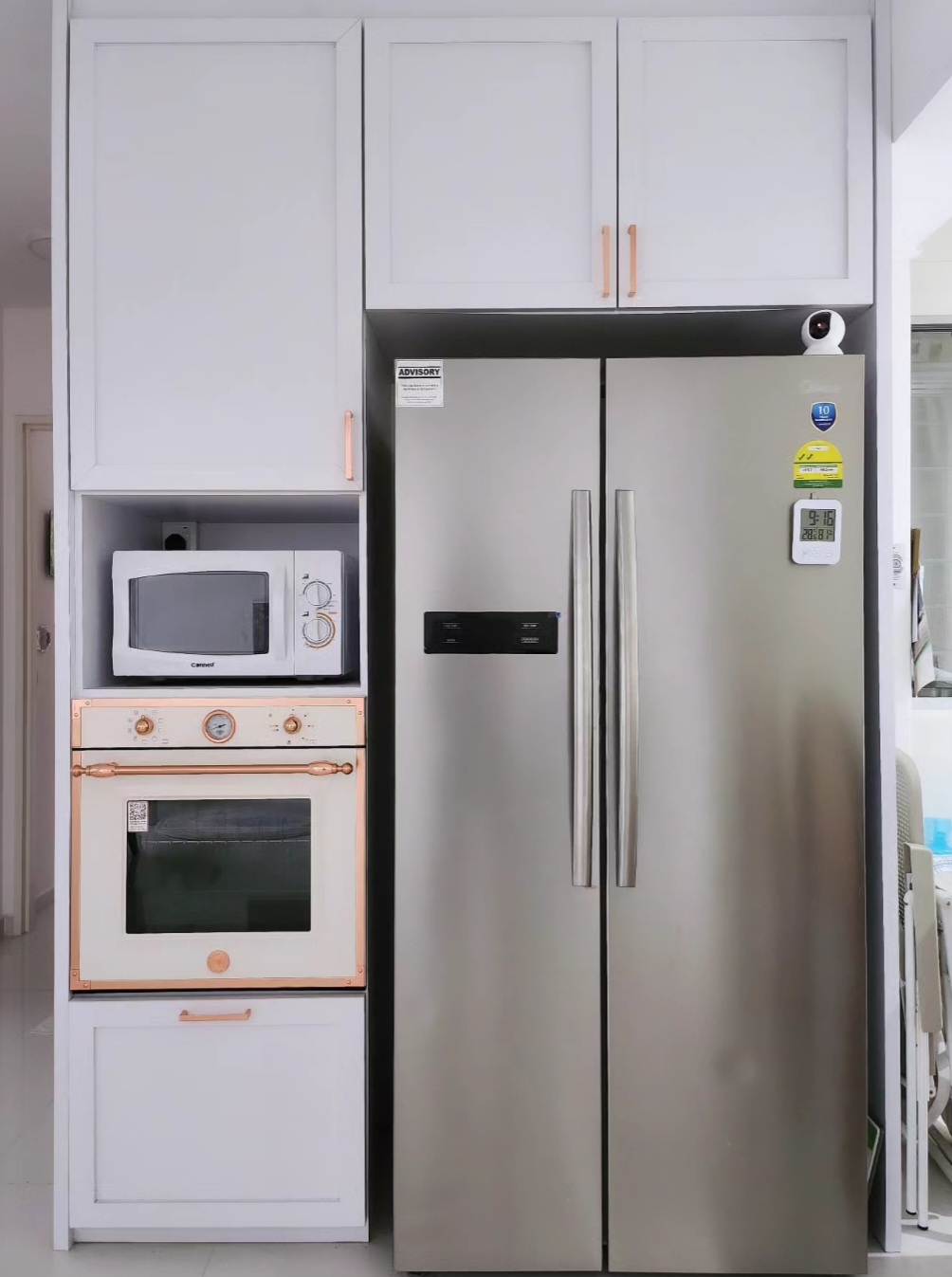 Movable kitchen island shapes the kitchen