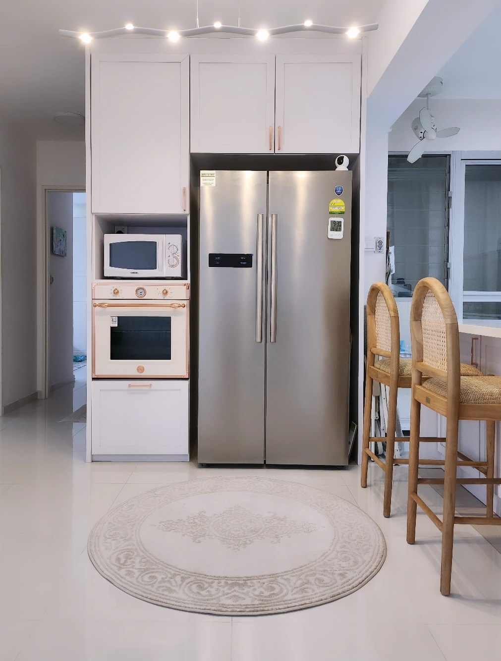 Movable kitchen island shapes the kitchen