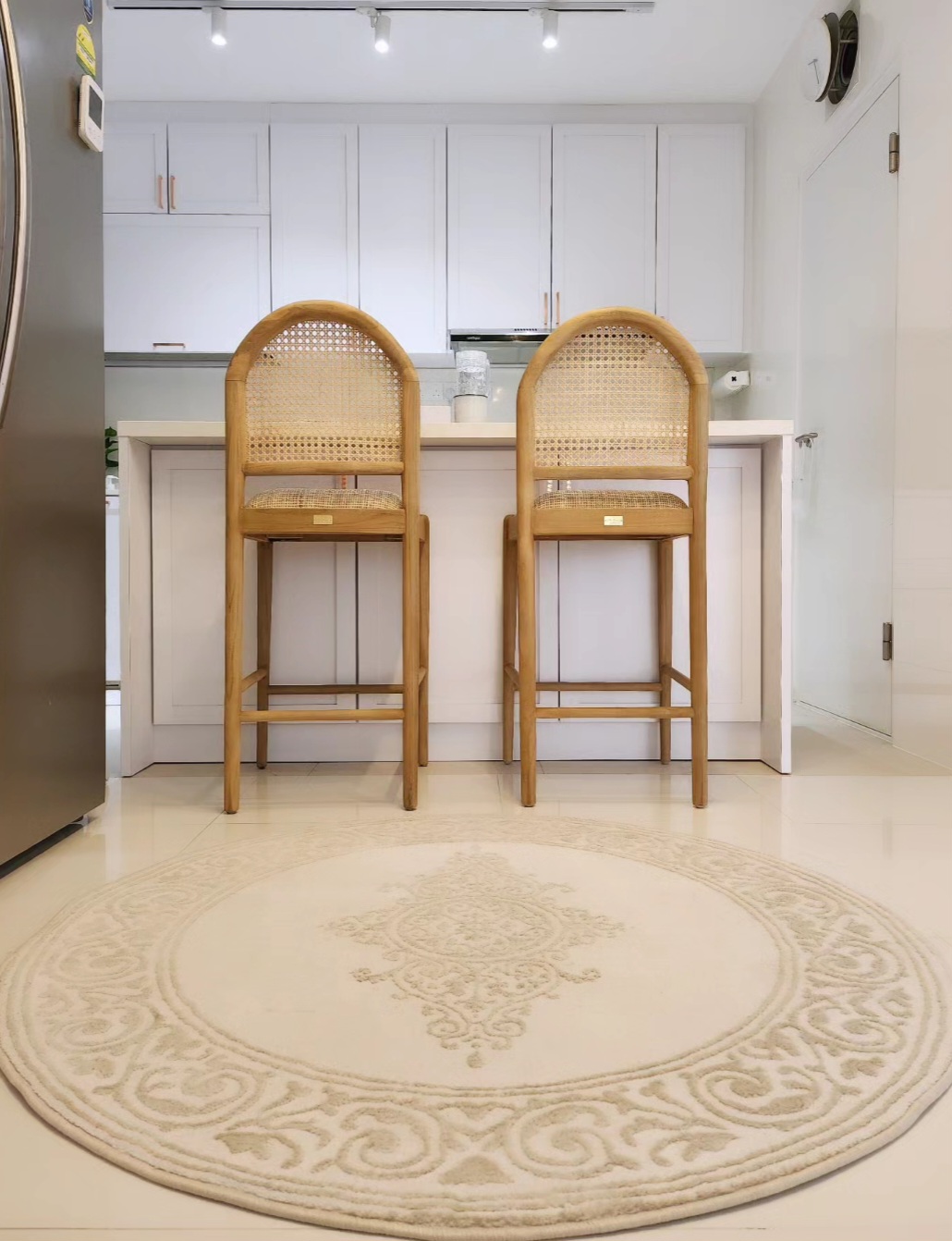 Movable kitchen island shapes the kitchen - Wooden bar stools, white kitchen cabinets, beige rug, modern kitchen design