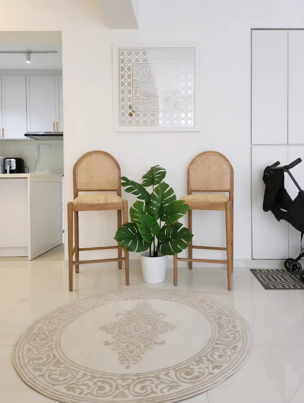 Movable kitchen island shapes the kitchen