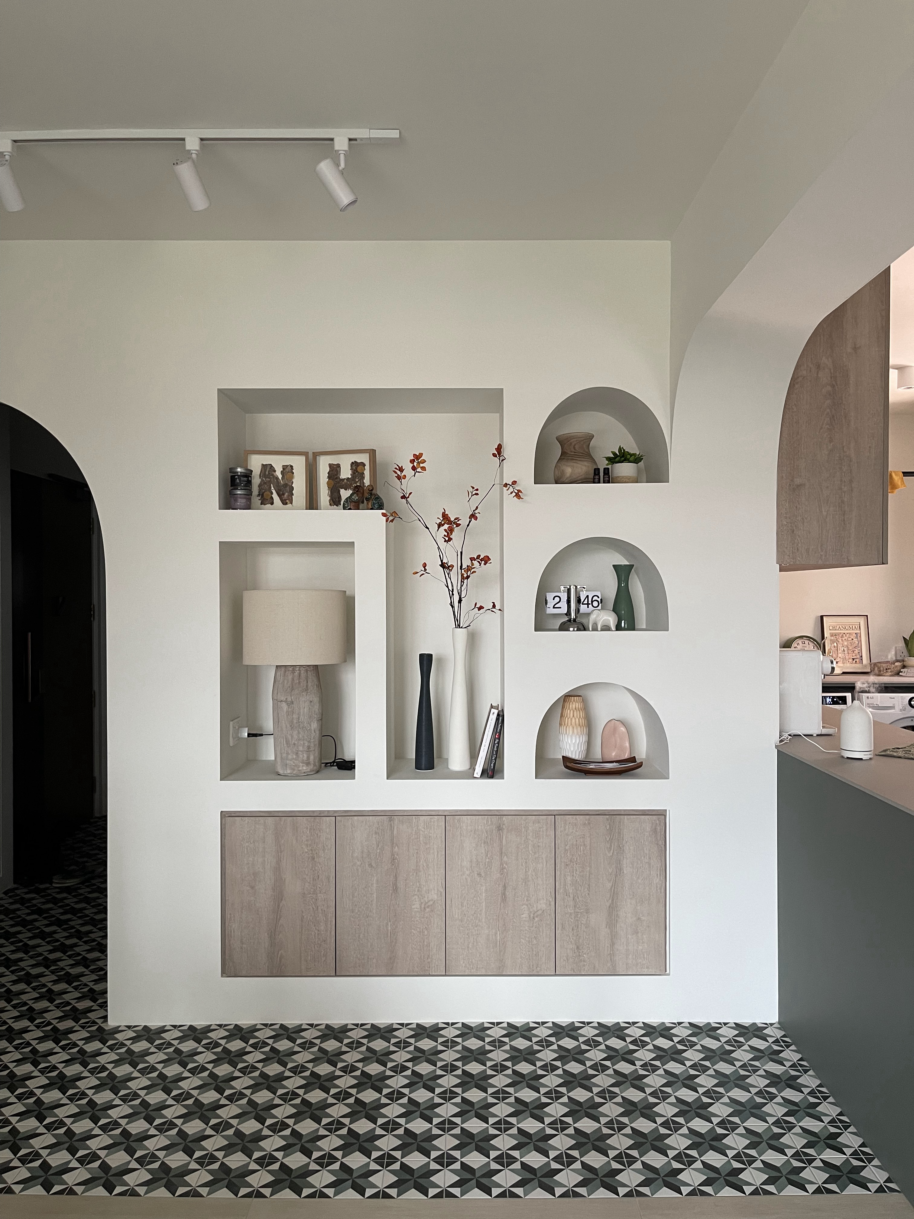 Styling with Faux Plants (& 1 Real Plant) - modern interior design, minimalist decor, geometric pattern, black and white