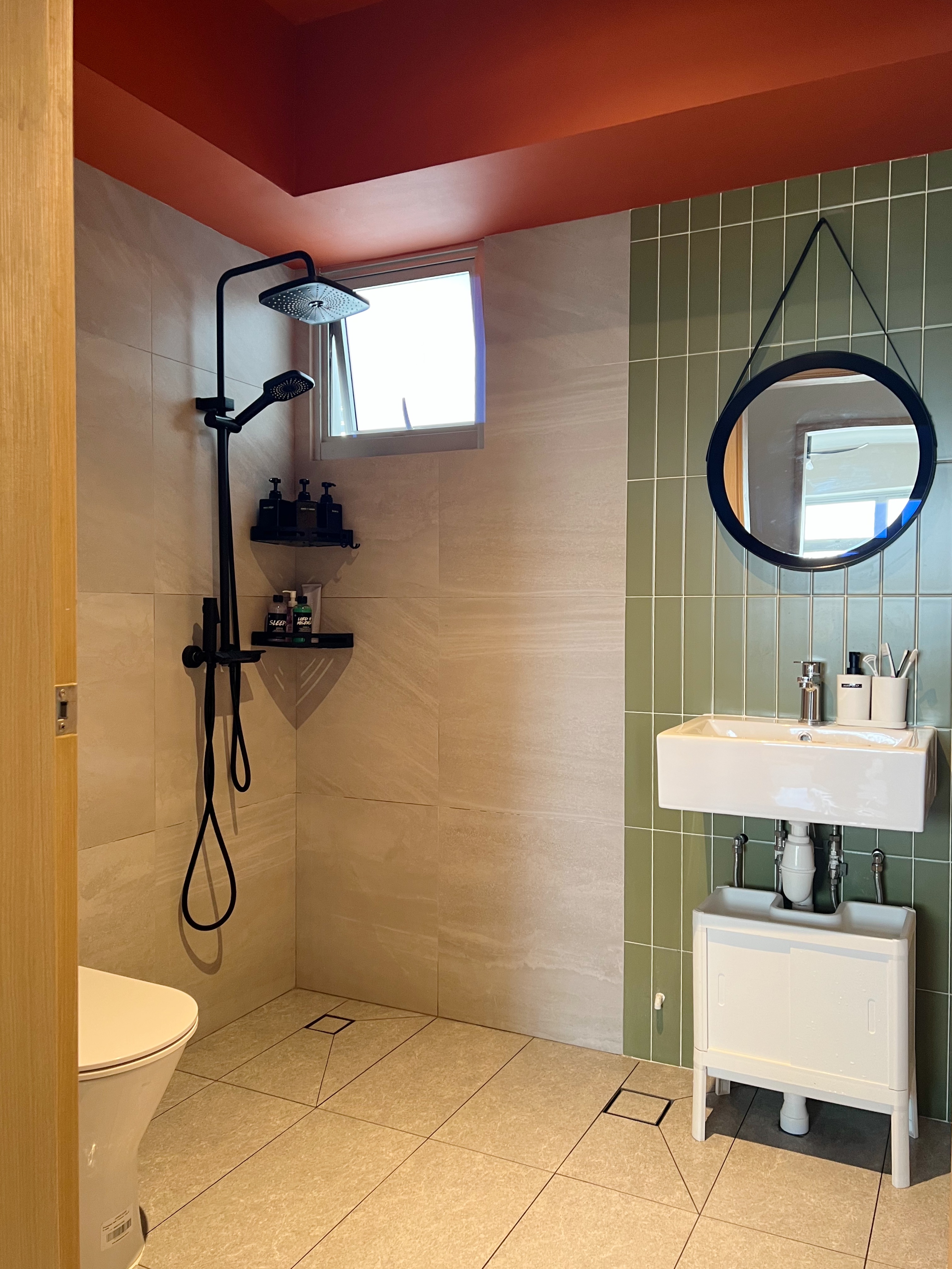 Hue's Who in the Bathroom