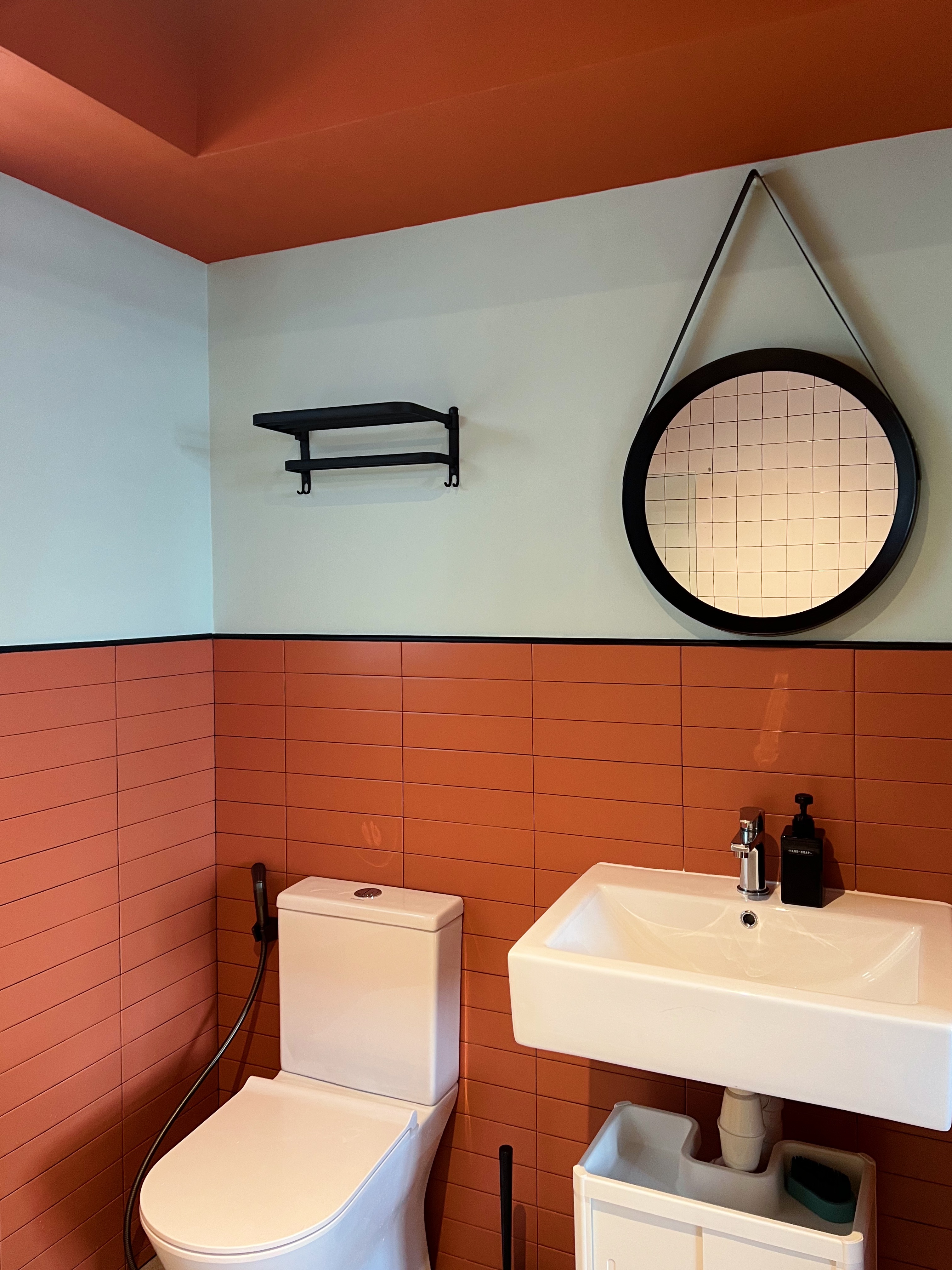 Hue's Who in the Bathroom