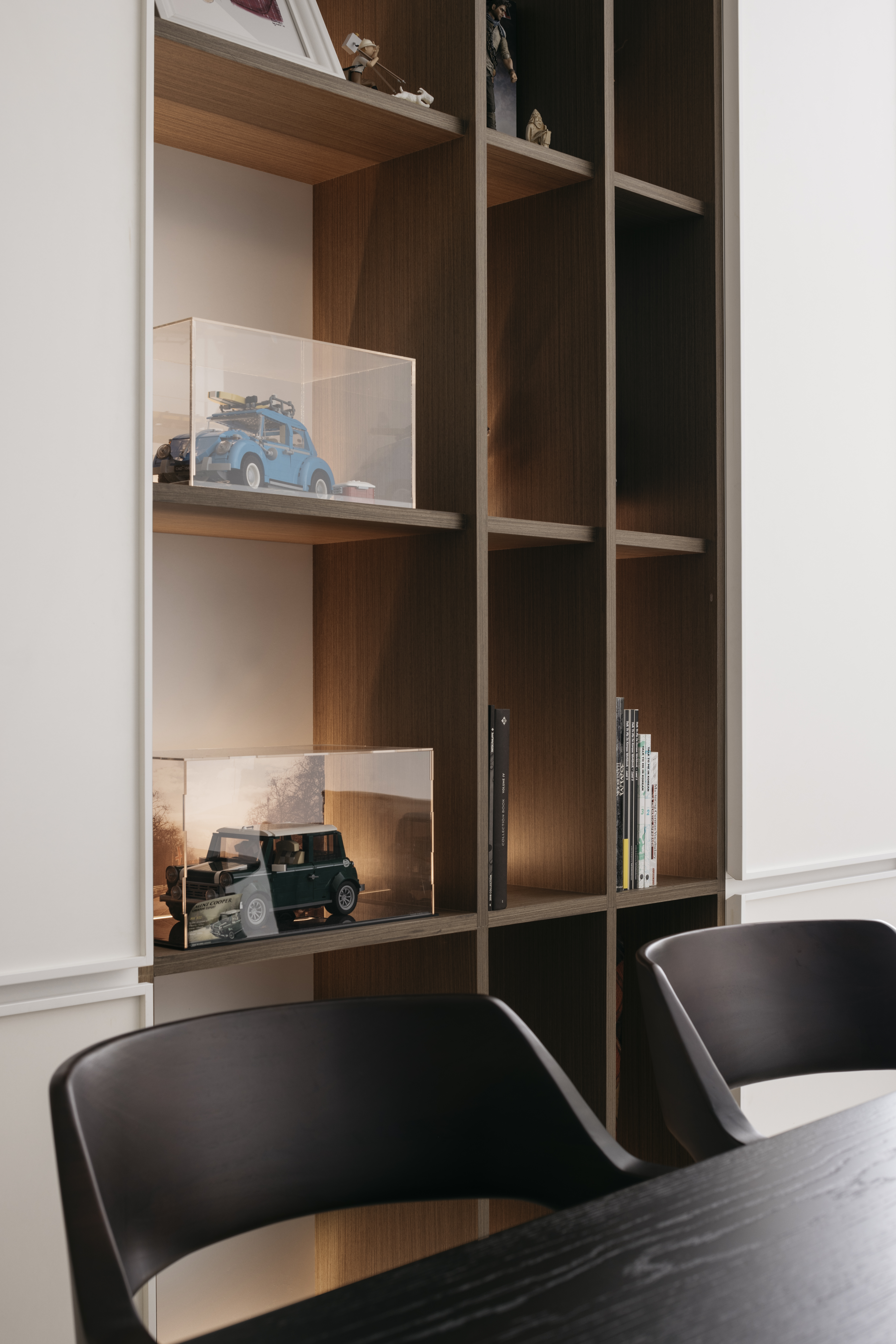 Rochelle: A hint of calmness & elegance - Wooden bookshelf, modern interior, shelves, books, car models, toy figures, glass