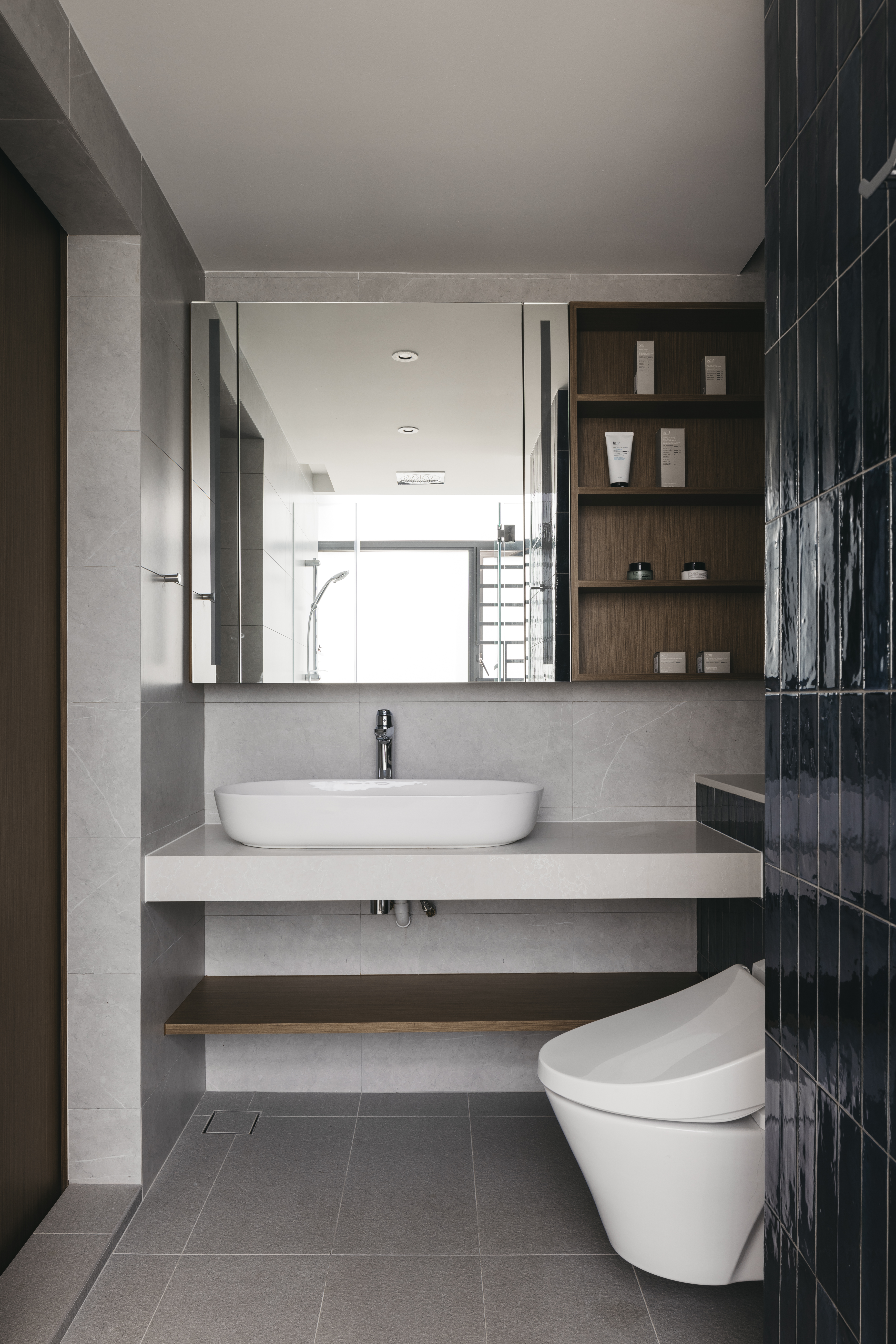 Rochelle: A hint of calmness & elegance - Modern minimalist bathroom, sleek design, large mirror, floating vanity, white