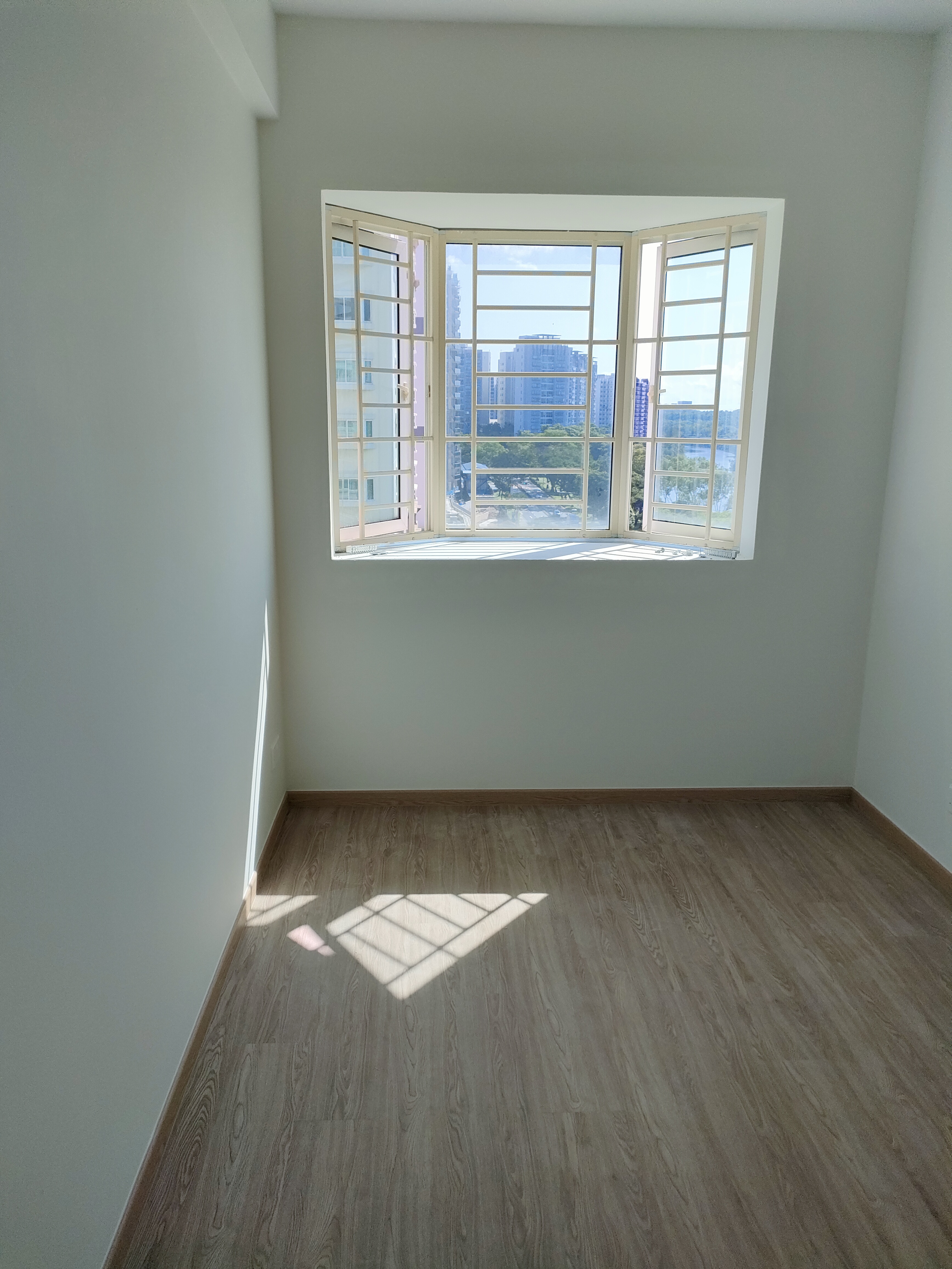 study, study, study! a study room for kids - Bright room with large windows, light-colored walls, wooden floor, natural