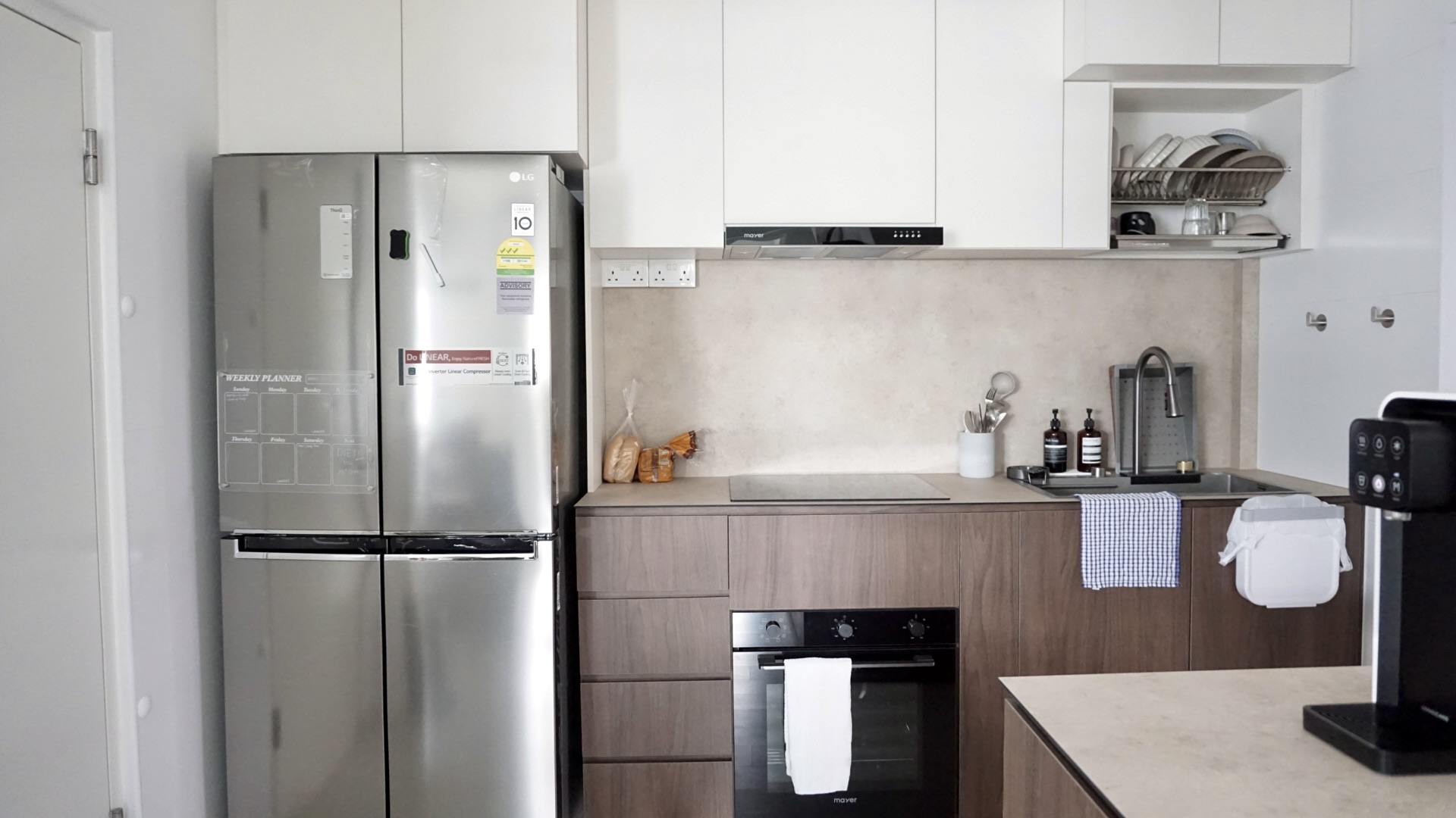 10-feet-across,-small-but-sufficiently-equipped-kitchen