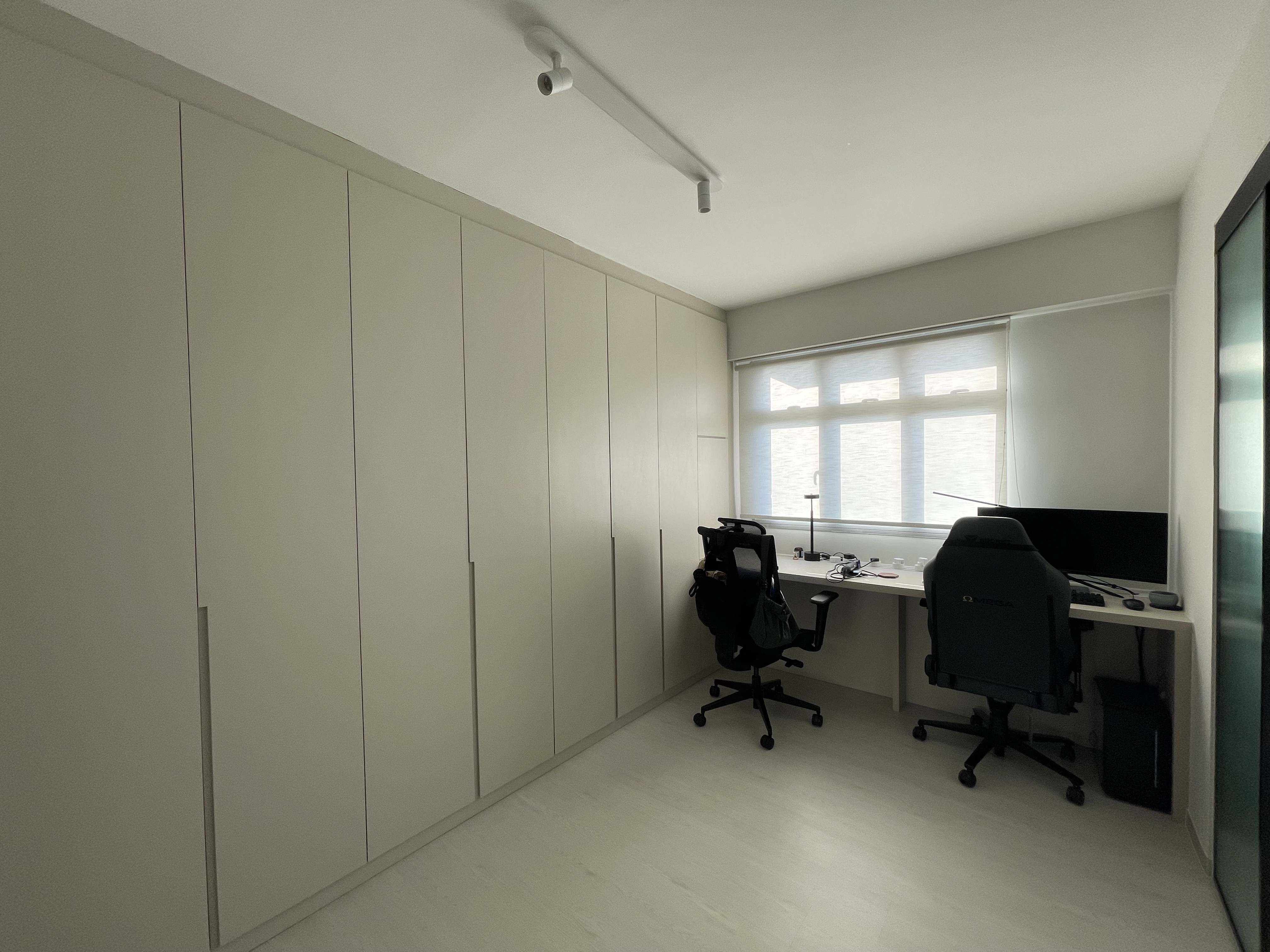 Walk-in wardrobe? Study? Getting ready without disturbing one another - Light-colored, minimalist wardrobe, modern desk