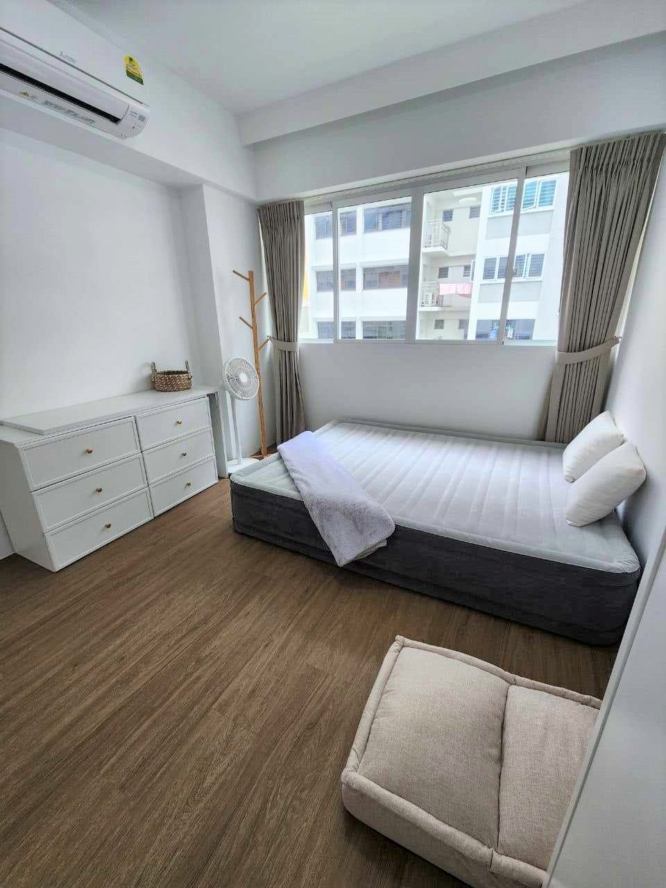 Guest room with inflatable bed for flexibility