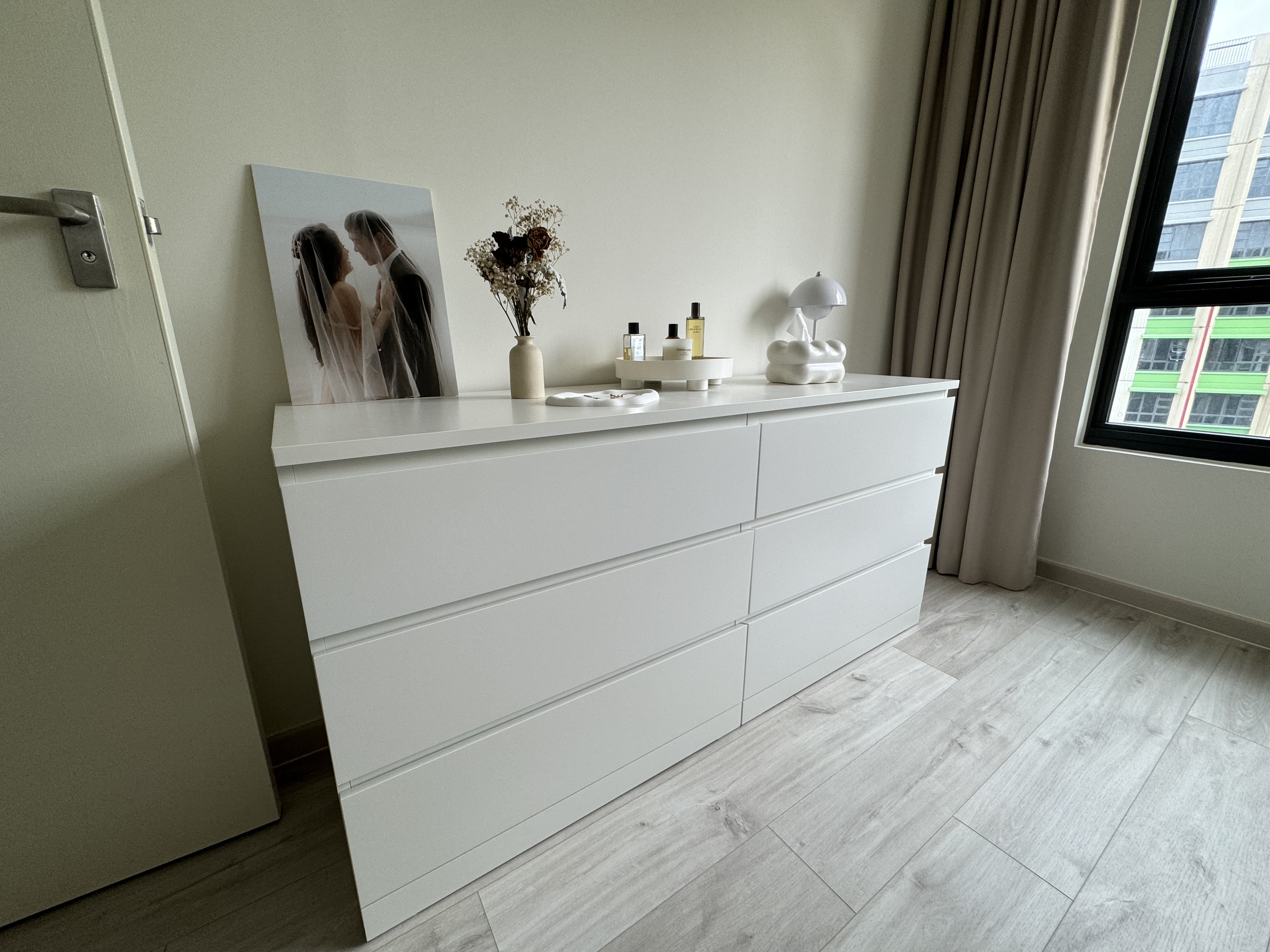 Work work work work work (home office) 📇 - White minimalist dresser, light gray wooden floor, modern decor, elegant vase