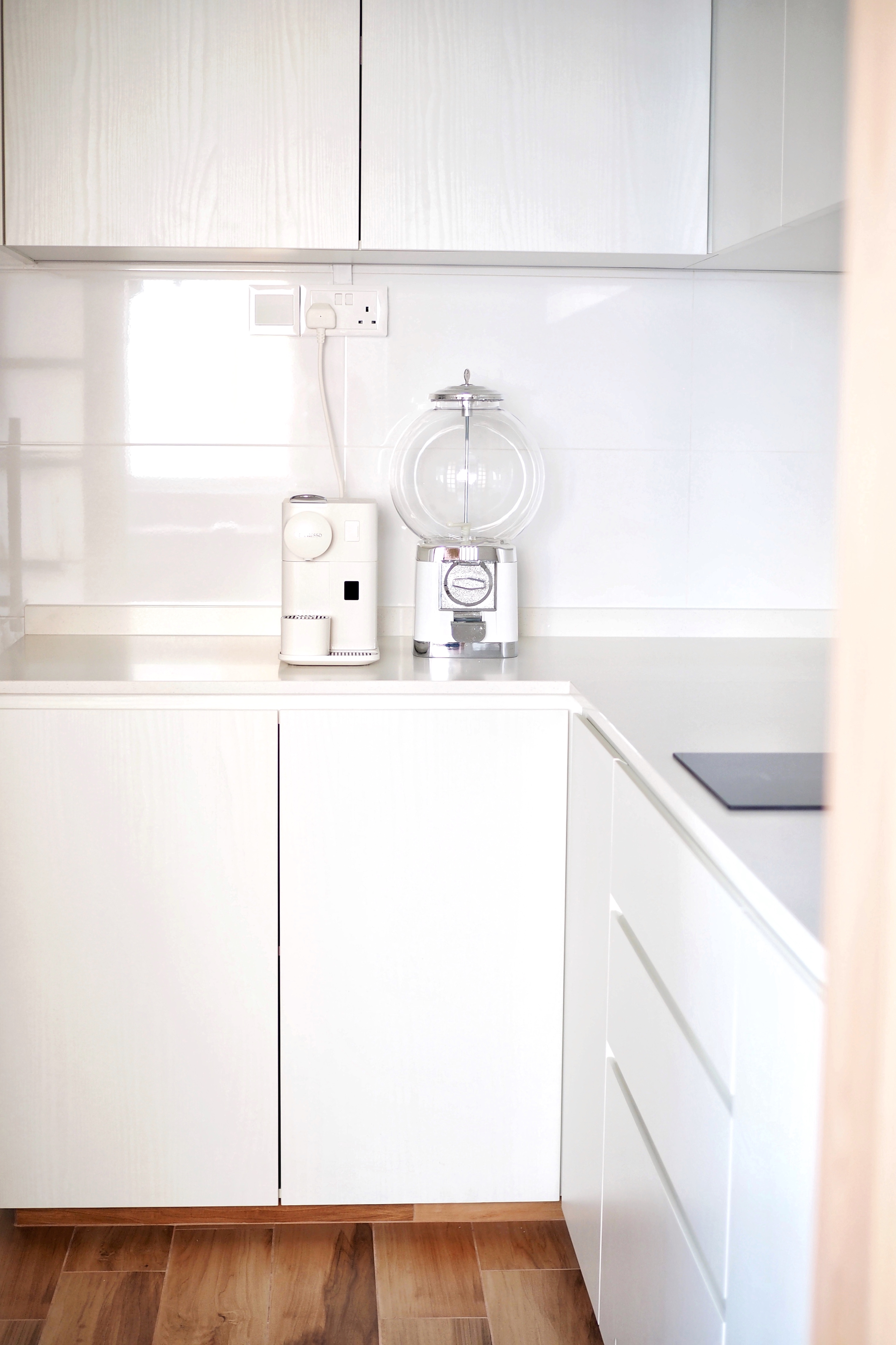 Home living: Coffee corner + delicious kopi - White kitchen cabinets, modern appliances, countertop with coffee maker and