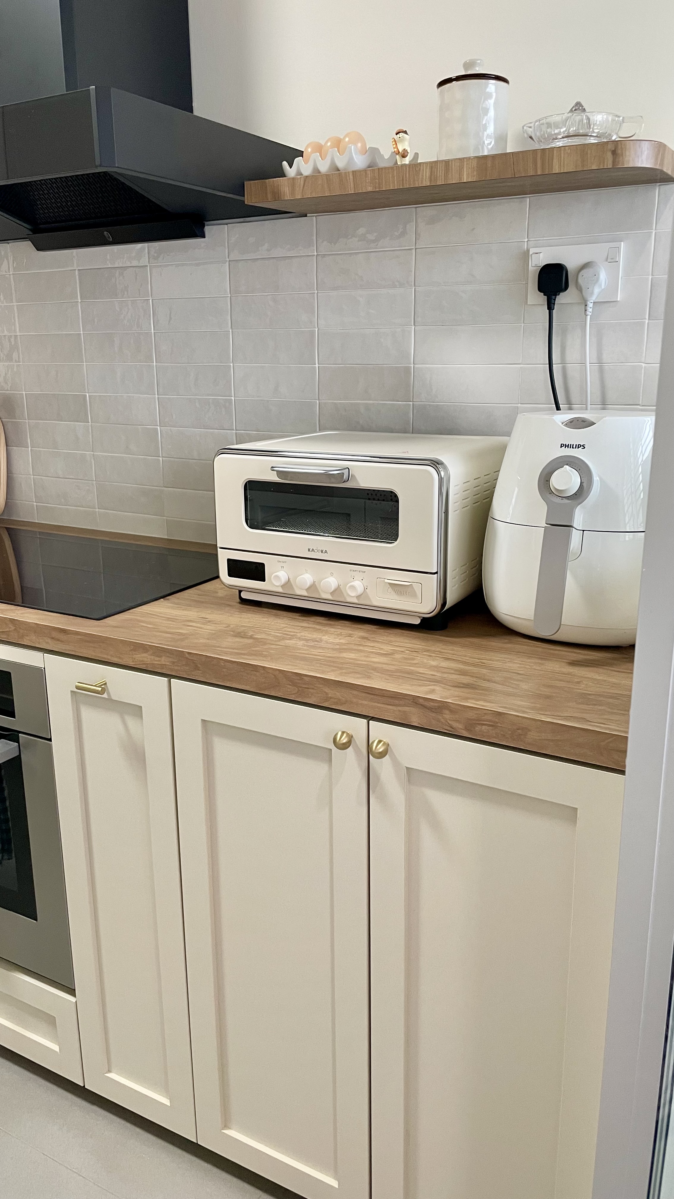 Storage solutions when there’s not enough drawers - White kitchen appliances, modern appliances, toaster, rice cooker, wooden