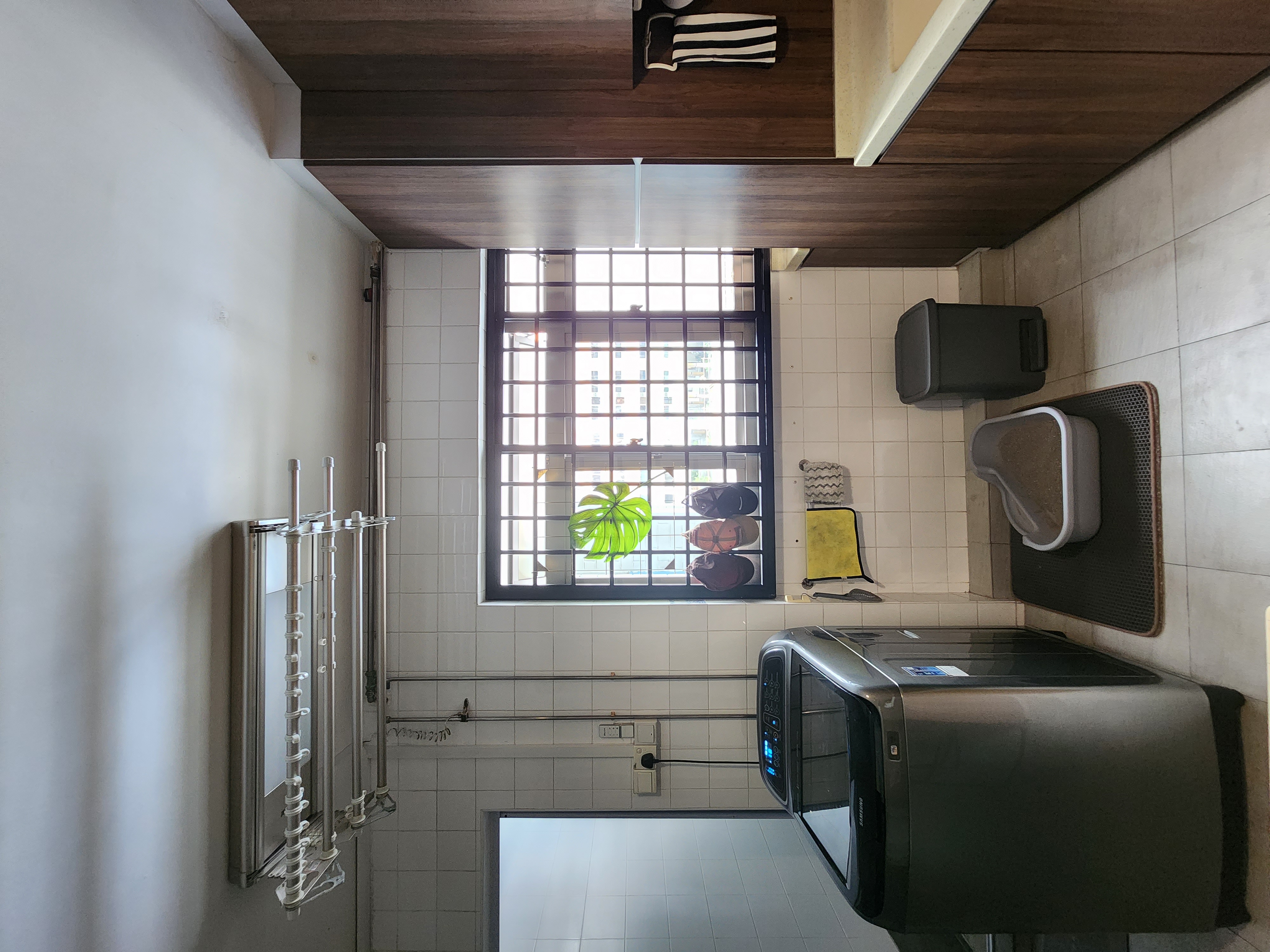 Open concept laundry space - cleaning room, kitchen, washing machine, stainless steel, tiled walls, window, ventilation