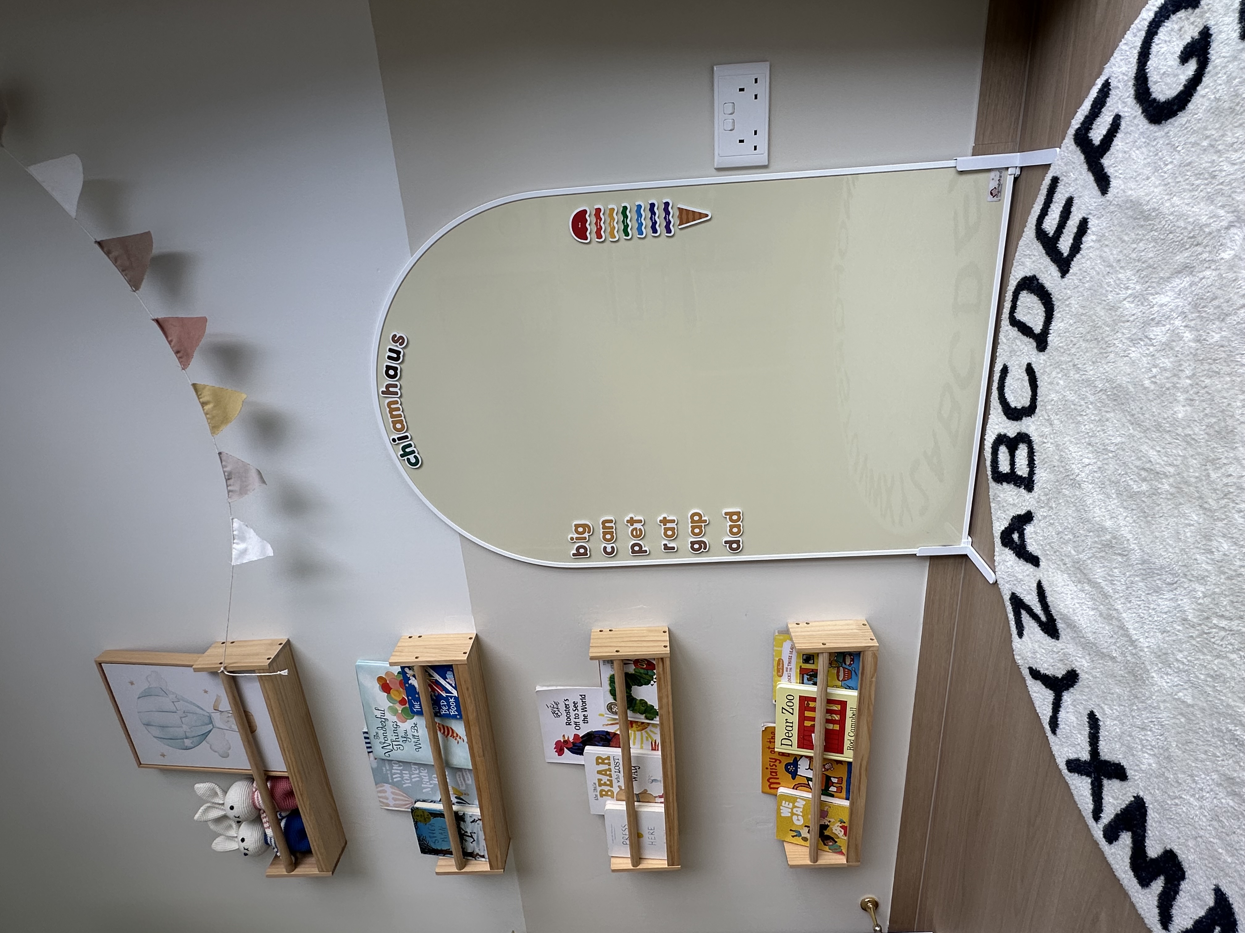 Flexible playroom that will grow with the kids - Wall-mounted bookshelf, children's books, alphabet chart, colorful