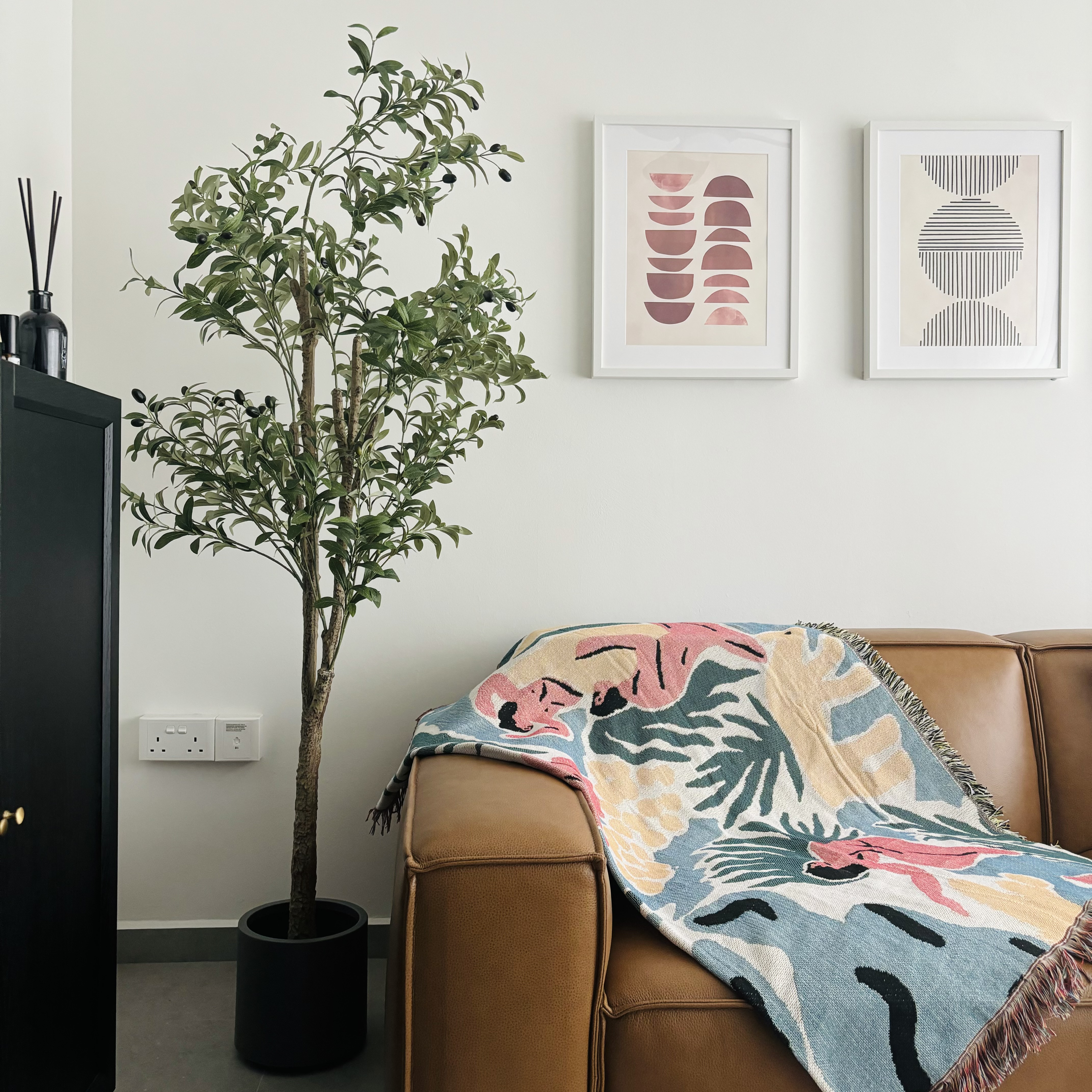 Elevating our home effortlessly with faux plants 🍃🌿 - Modern living room, cozy atmosphere, abstract art, minimalist decor