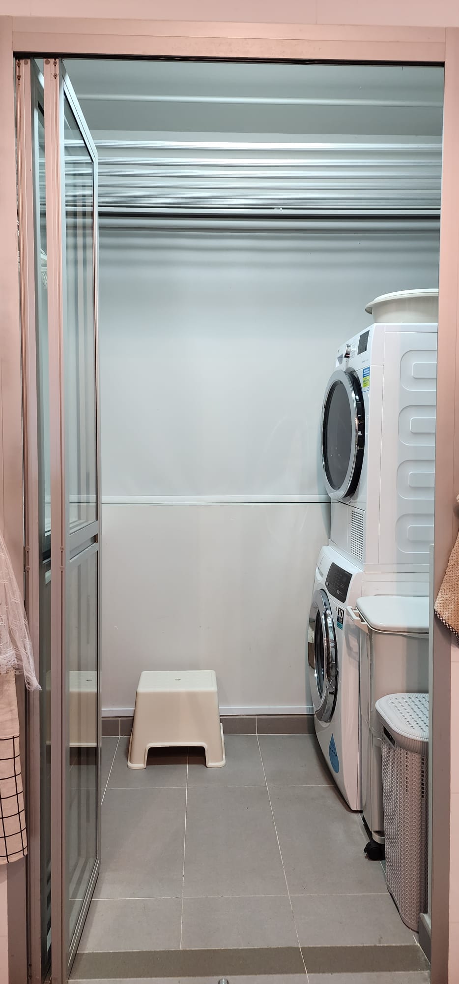 Laundry, the real never ending story.. - Glass-walled laundry room, modern washing machine, white washing machine, tiled