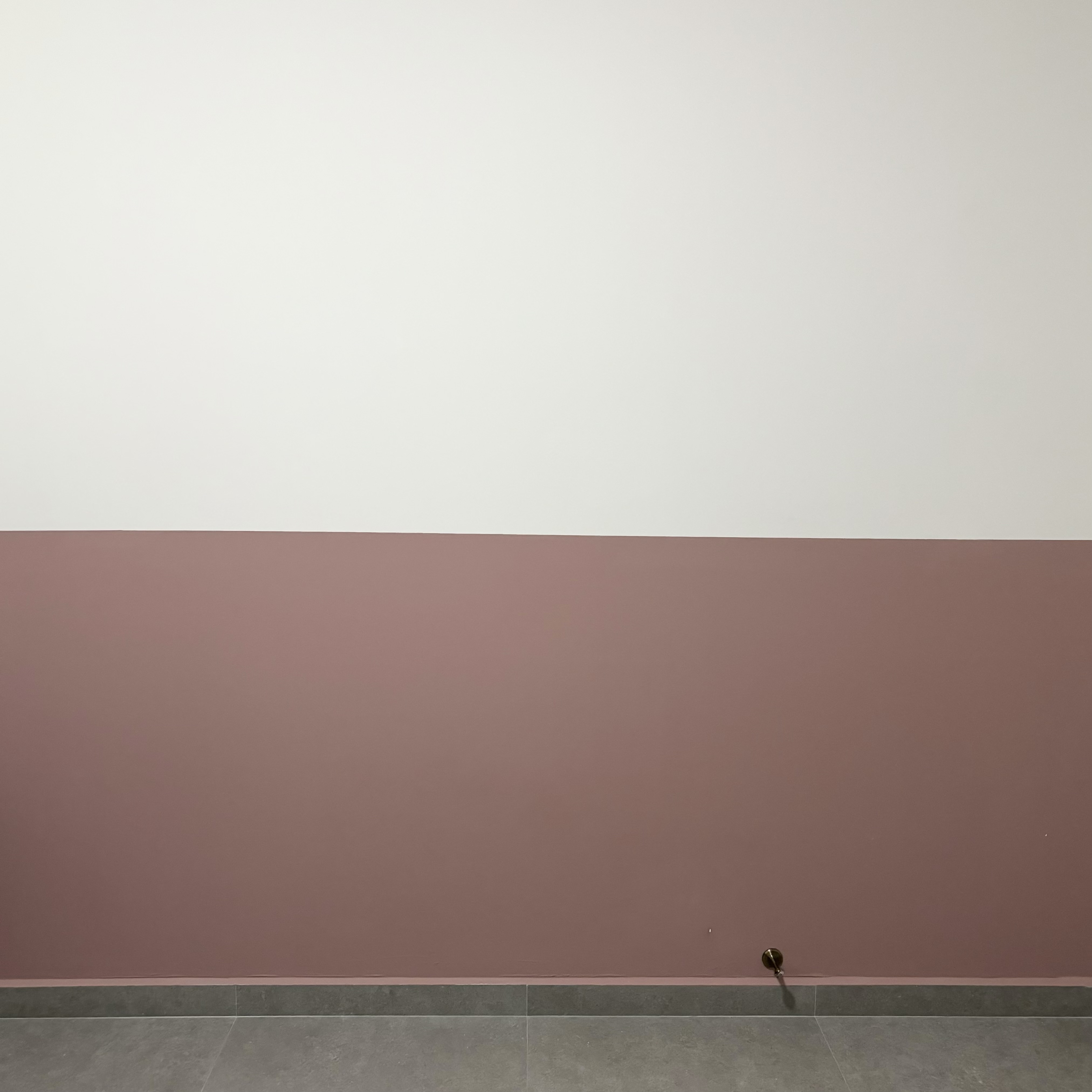 Study room with a pop of colour! - White ceiling, gray floor, minimalist design, modern art, abstract wall, textured wall