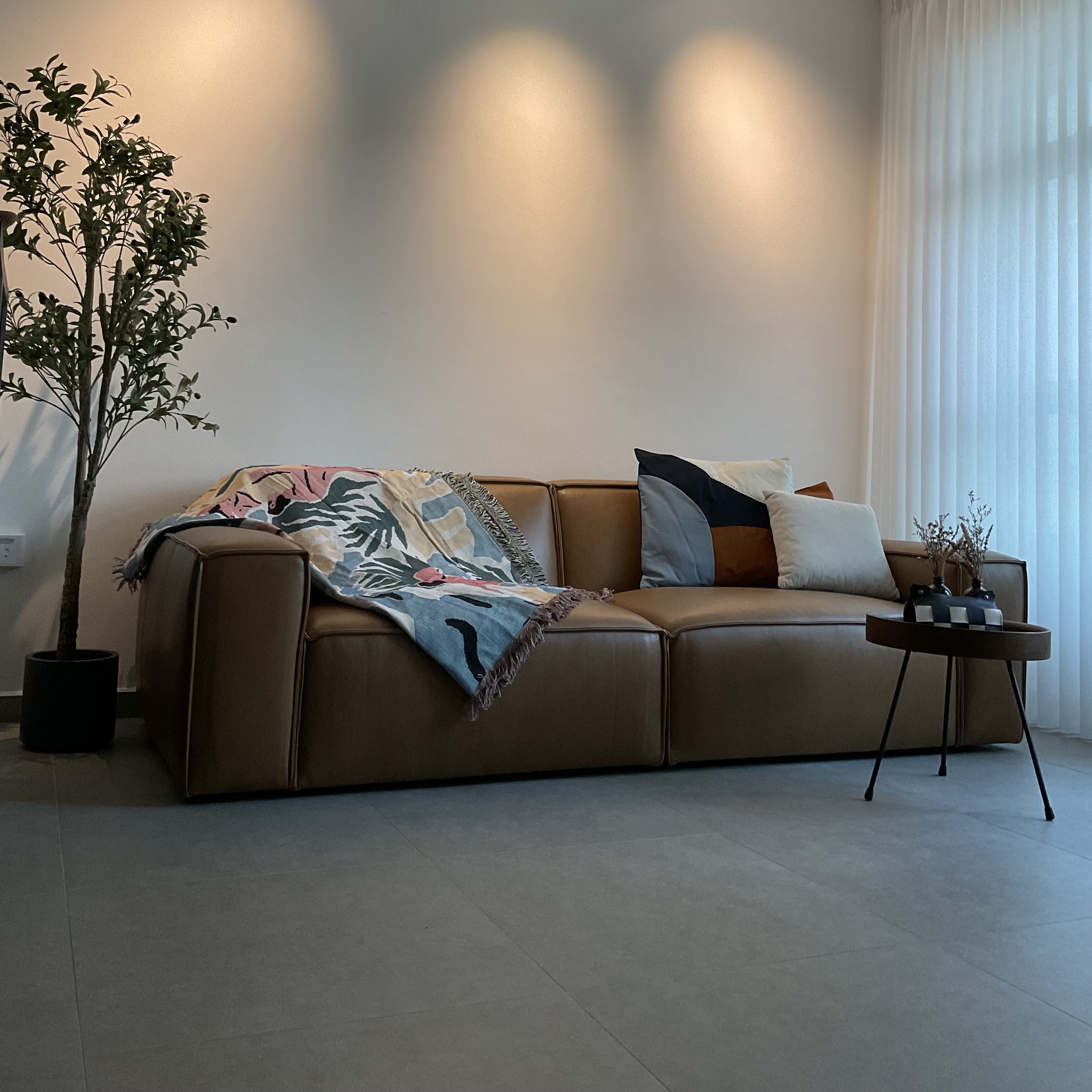 Creating comfortable nooks all around the house! - Modern living room, cozy sofa, brown leather, minimalist decor, large