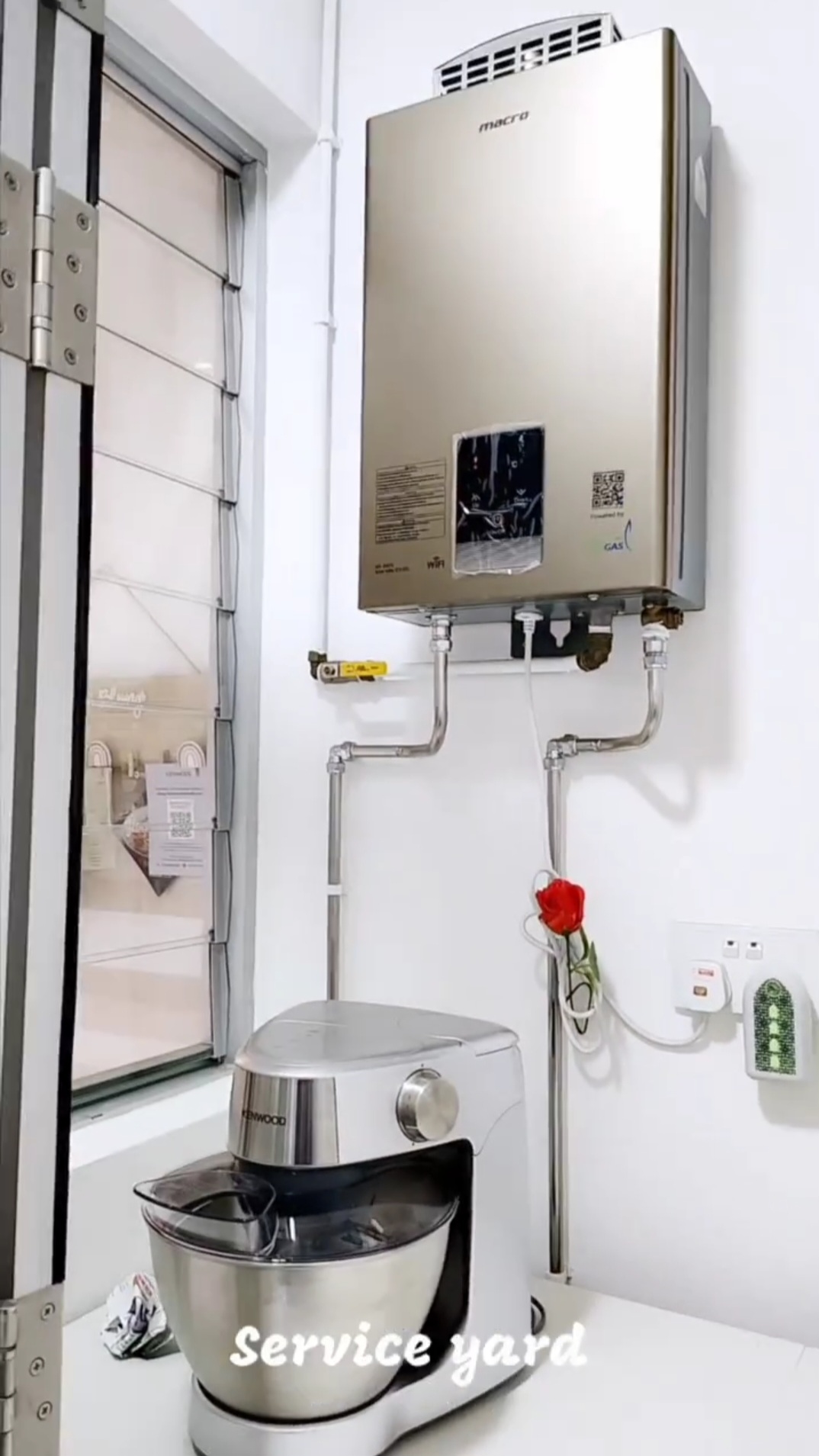 Laundry room of #punggoHField - Water heater, wall-mounted, stainless steel, gas, service yard, kitchen appliances