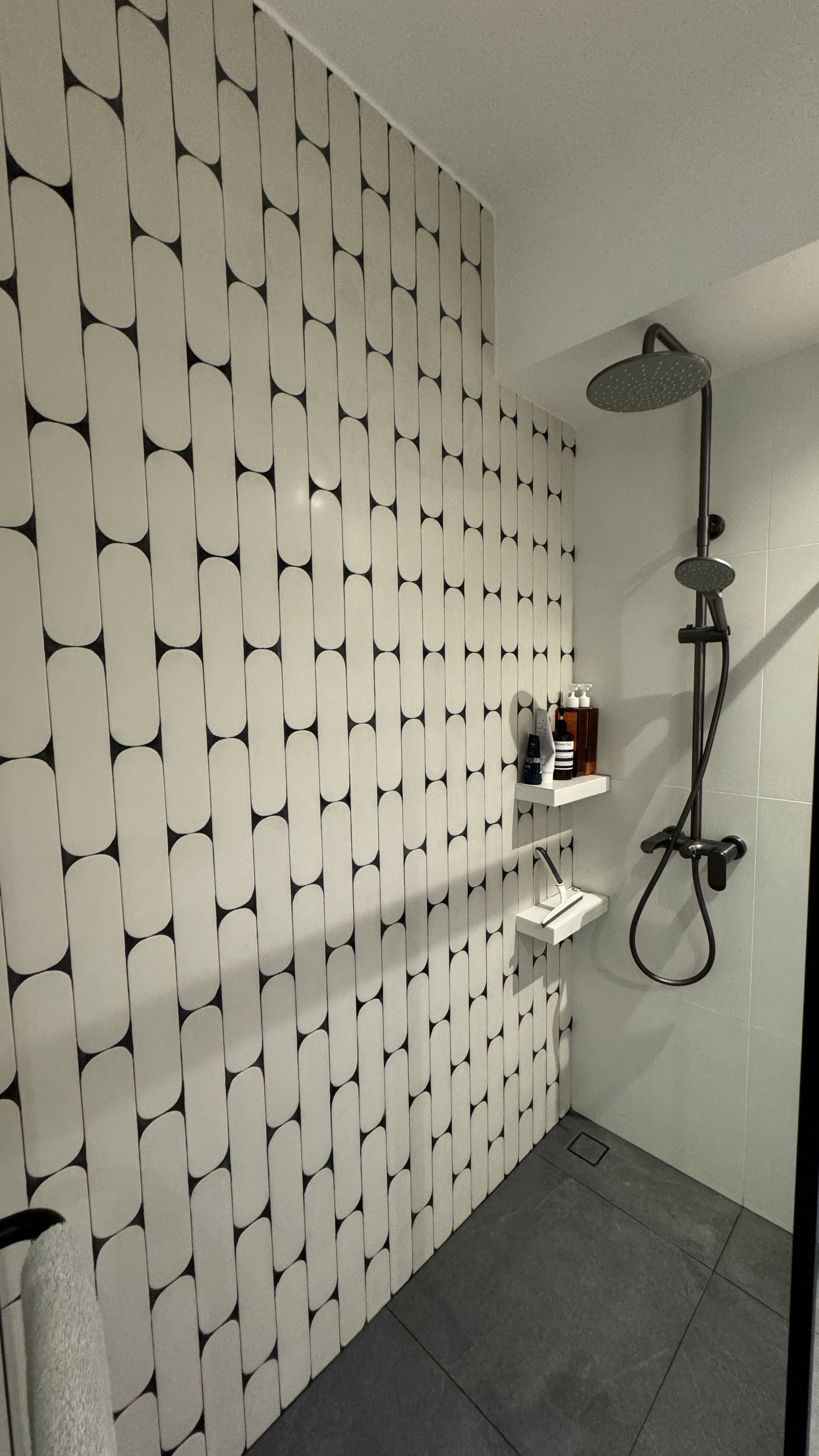 Modern Contemp, Japandi-Inspired, OurWeiHome in Bidadari - Modern bathroom with sleek design, white tiled walls and floor