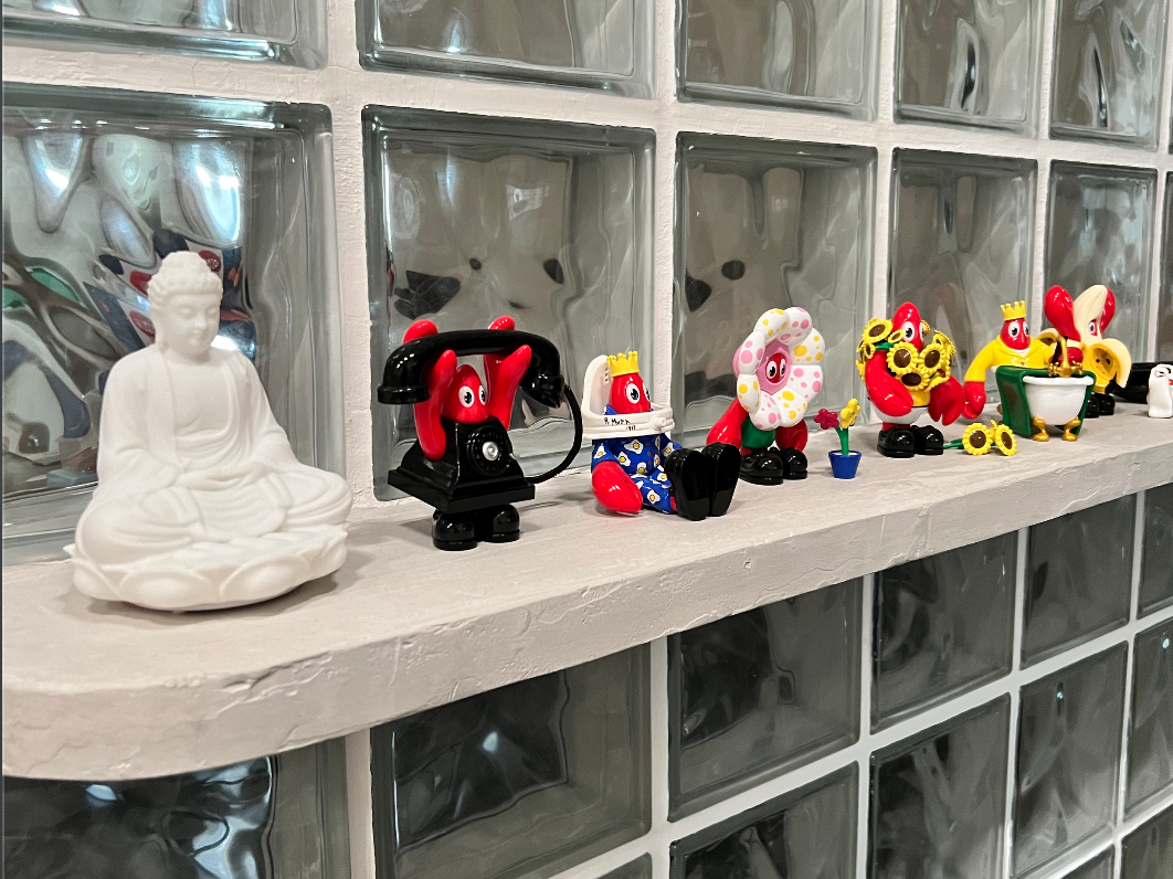 Two-creatives-monkeying-around-in-a-tranquil-retreat