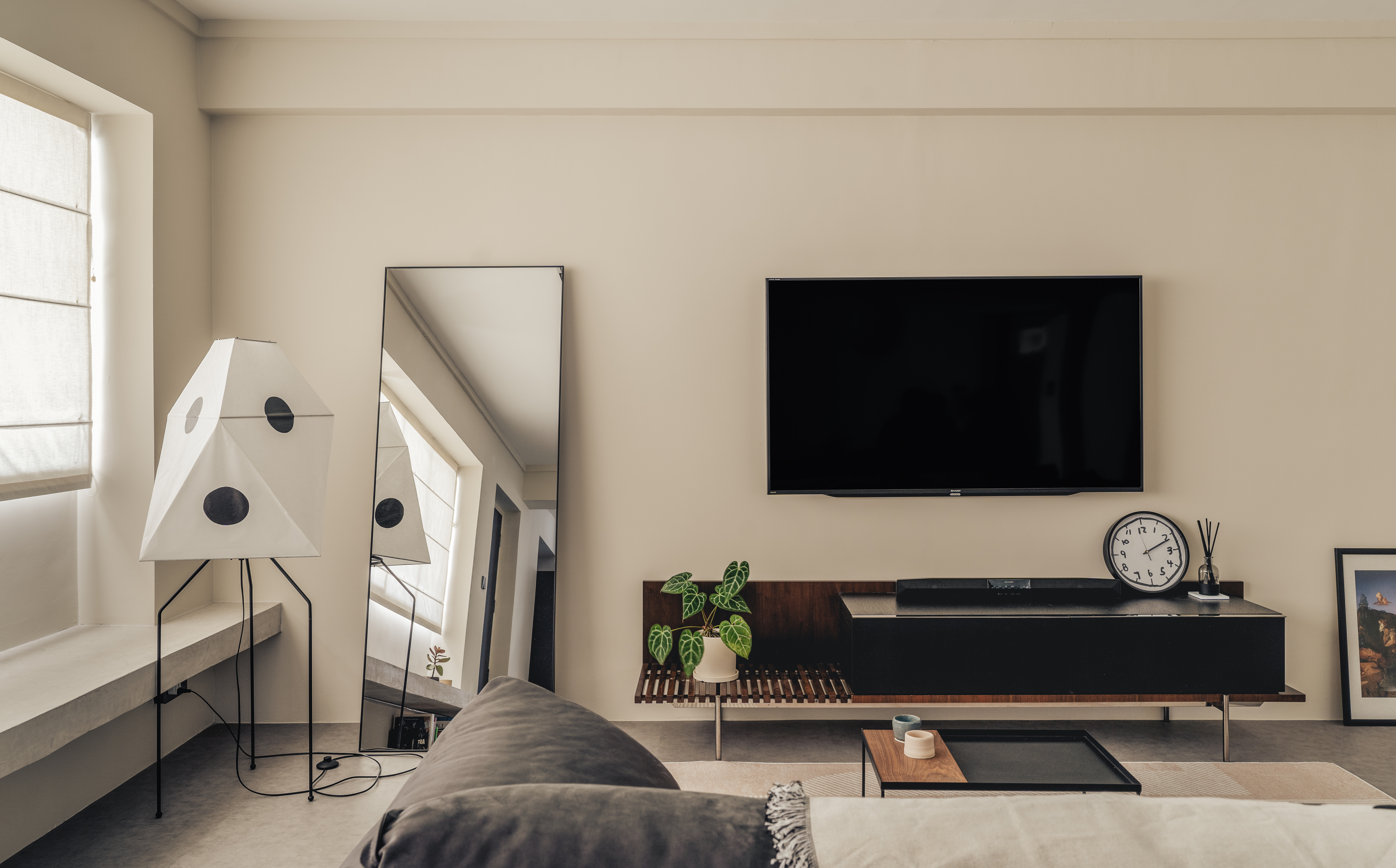 Two-creatives-monkeying-around-in-a-tranquil-retreat