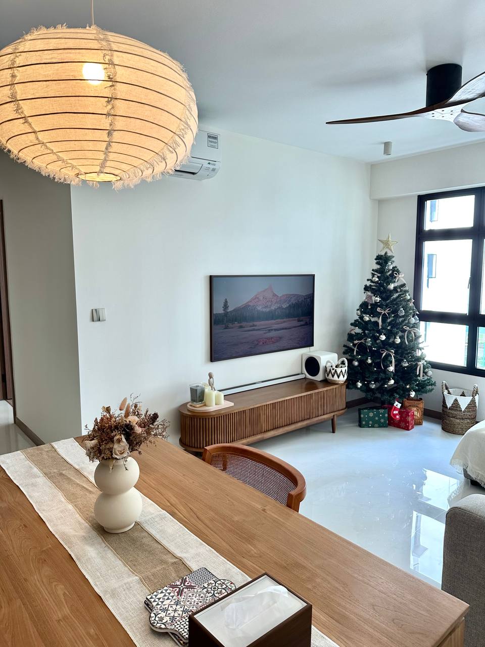 A self-designed flat with lots of neutrals & wood - Modern living room, cozy ambiance, minimalist decor, large window