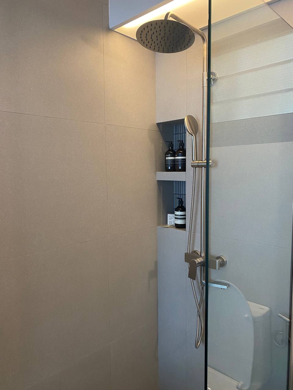 Cosy Apartment turns into Adaptable Spaces for Hosting