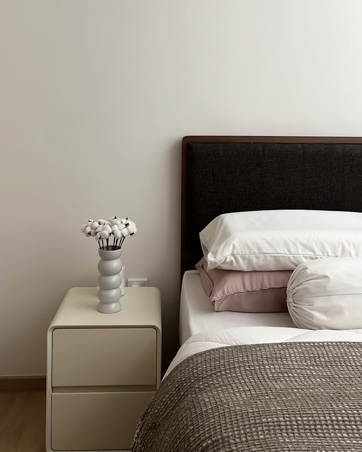 A minimalist home with “50 shades of beige” 😆 - White and gray nightstands, minimalist decor, soft lighting, neatly made