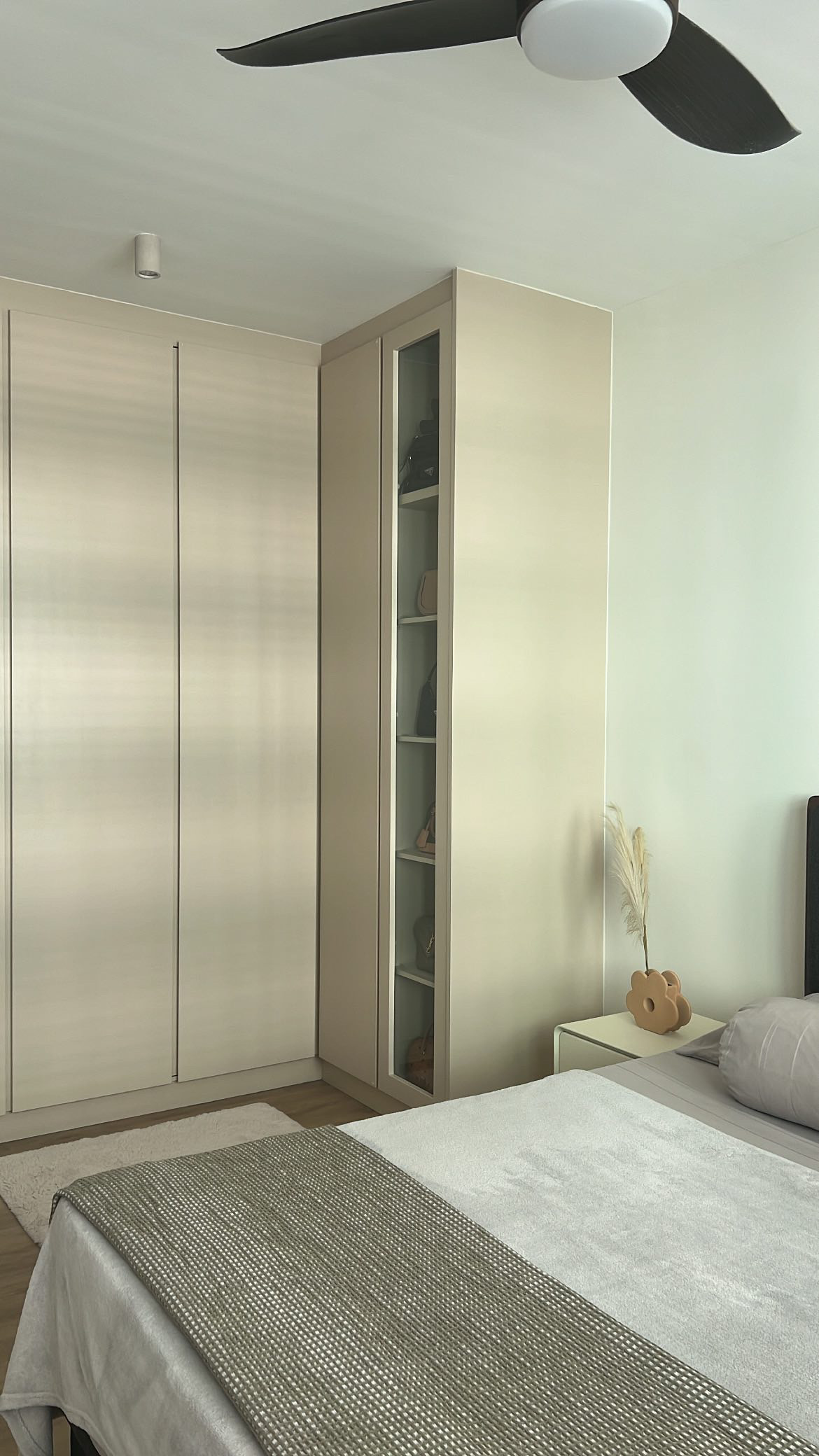 A-minimalist-home-with-“50-shades-of-beige”-😆