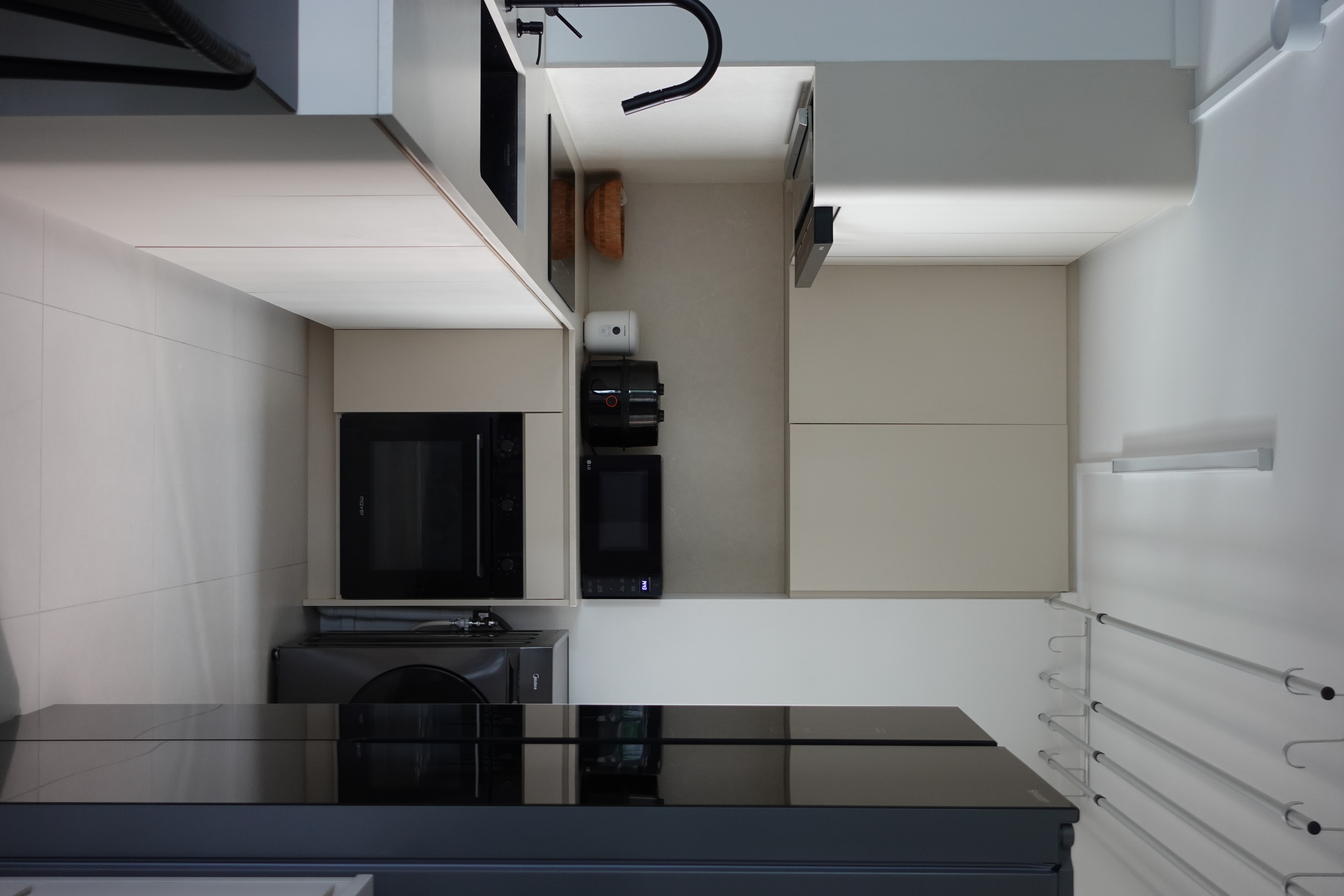 O-hey-there,-welcome-to-our-"minimalist"-home-