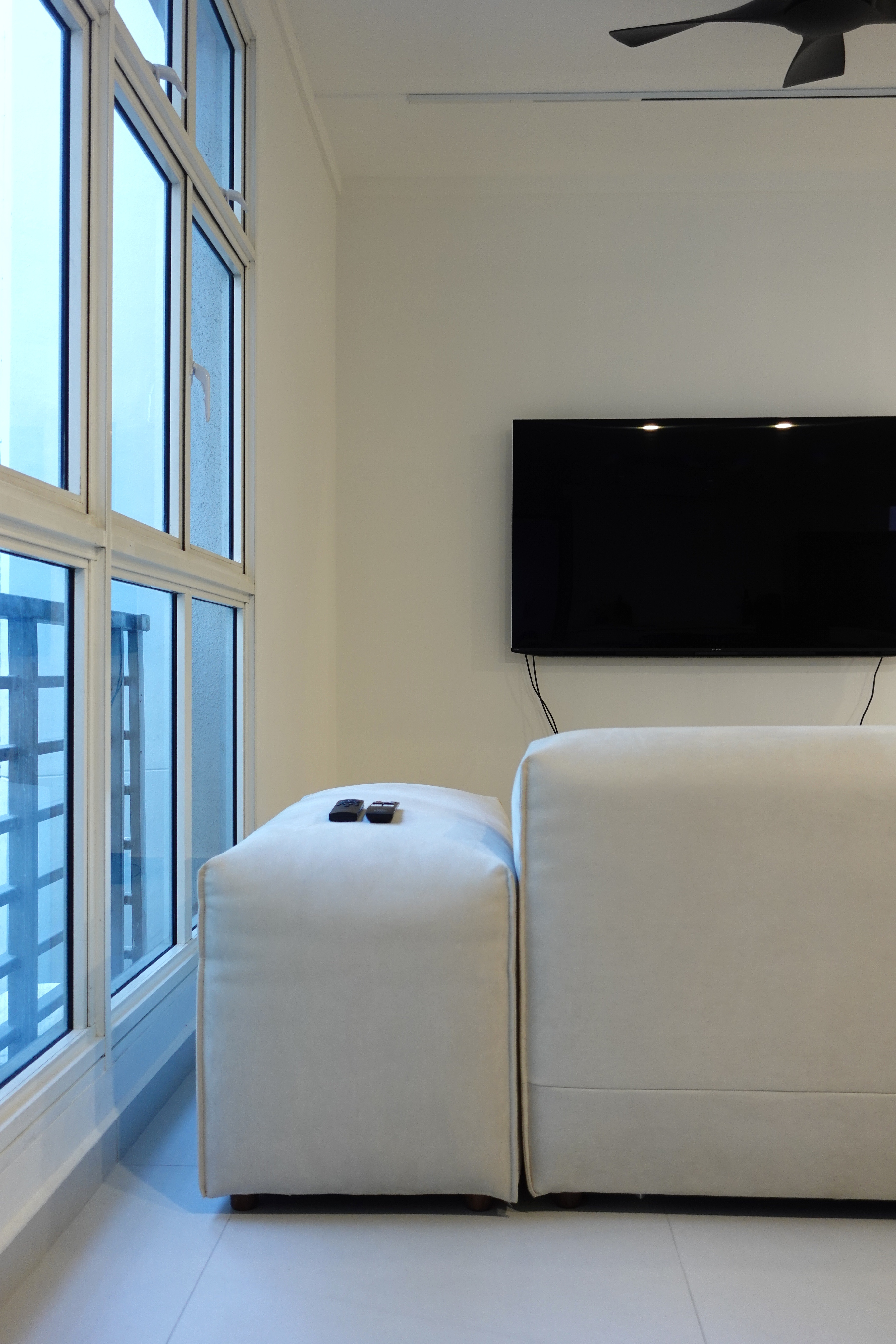 O-hey-there,-welcome-to-our-"minimalist"-home-