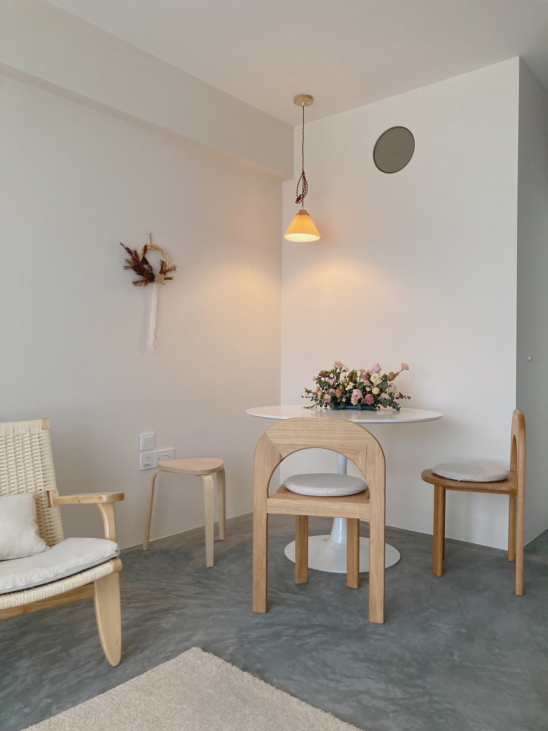Warm Minimalist open-concept home - Minimalist dining room, modern furniture, wooden chairs, round table, white walls, soft