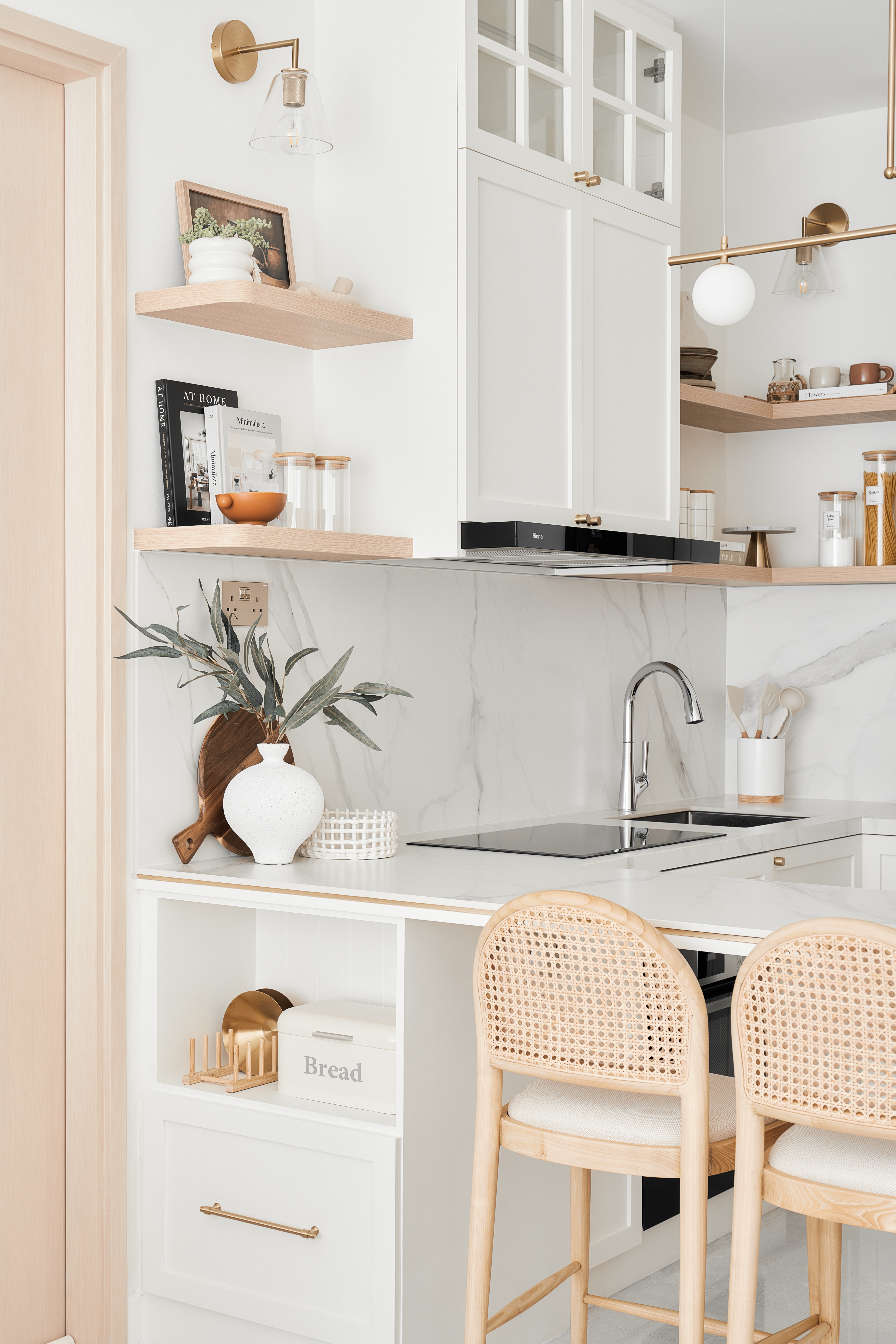 Chic-Dining:-Sleek-Modern-Farmhouse-Island