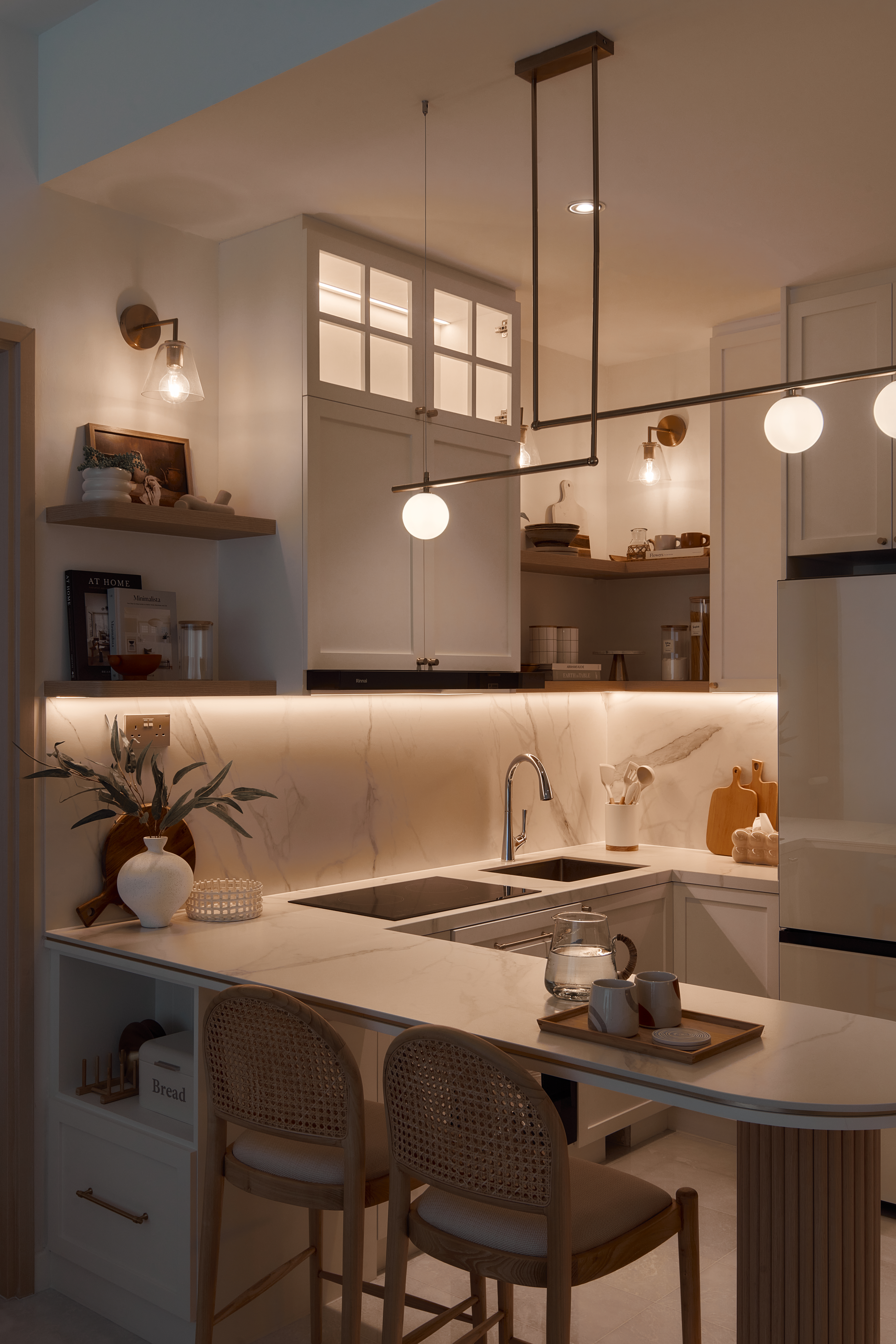 Chic-Dining:-Sleek-Modern-Farmhouse-Island