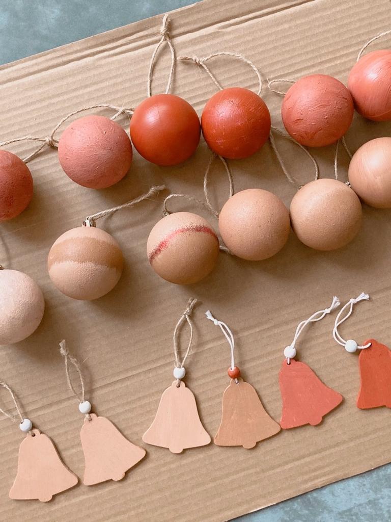 Simple DIY Christmas decor for a cosy holiday! - Egg-shaped ornaments, rustic charm, wooden bells, pastel colors, natural