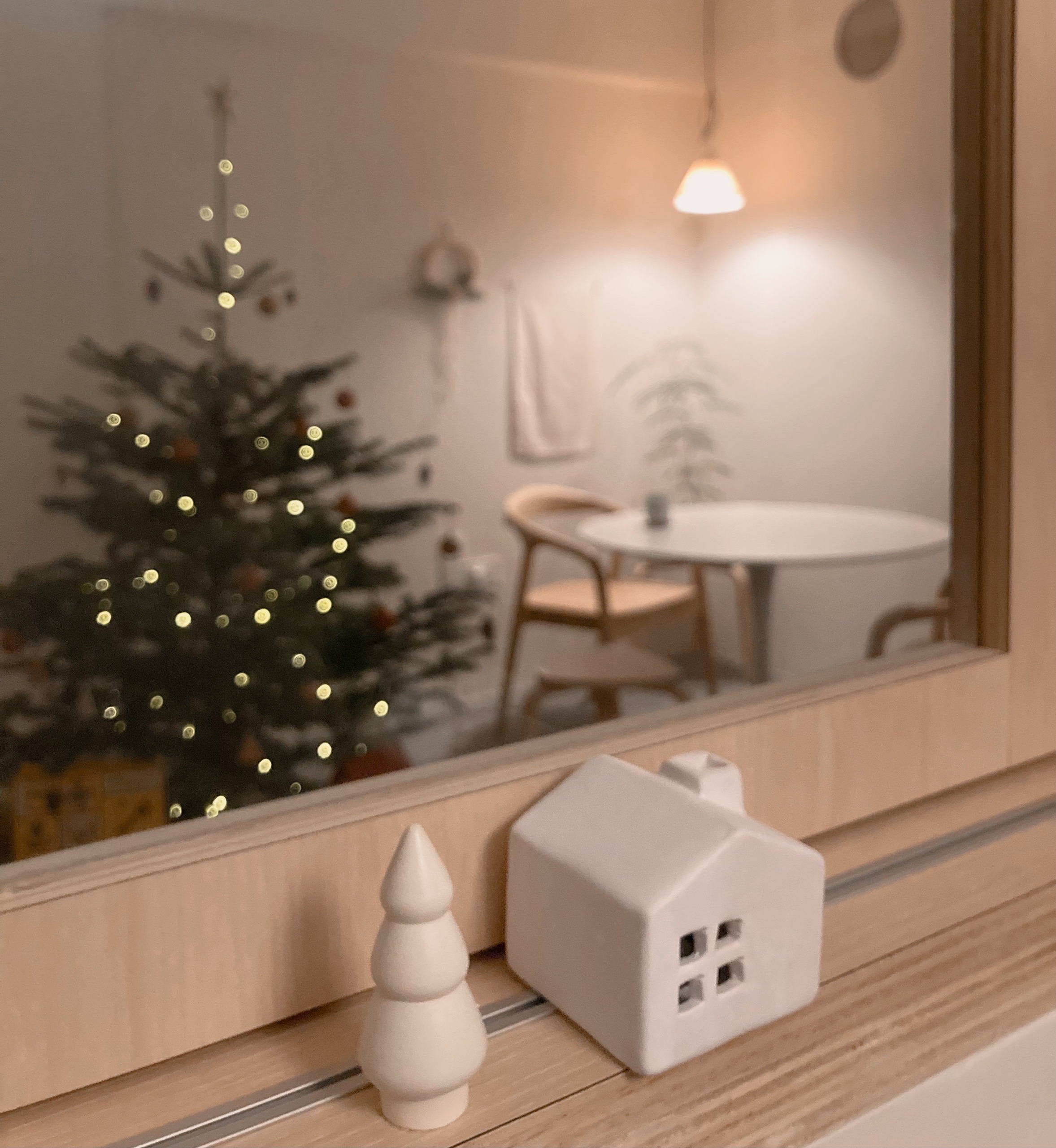 Simple DIY Christmas decor for a cosy holiday! - Christmas tree, festive lights, cozy room, wooden shelf, small white house