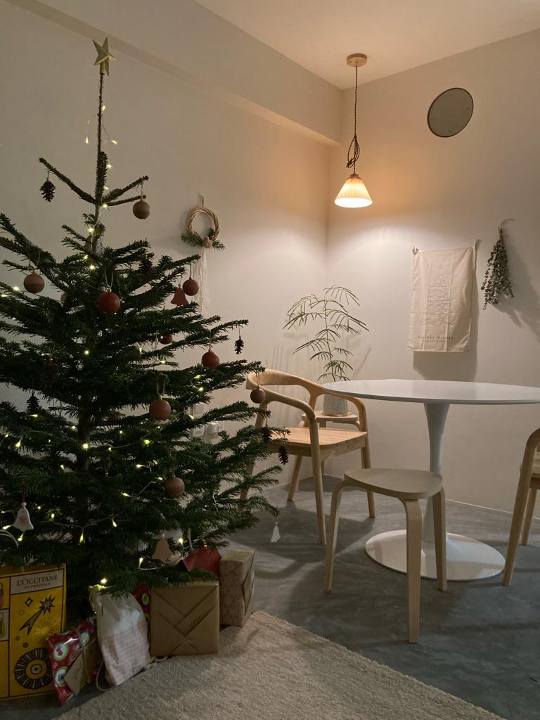 Simple DIY Christmas decor for a cosy holiday! - Christmas tree adorned with ornaments, lights, and star, cozy dining room