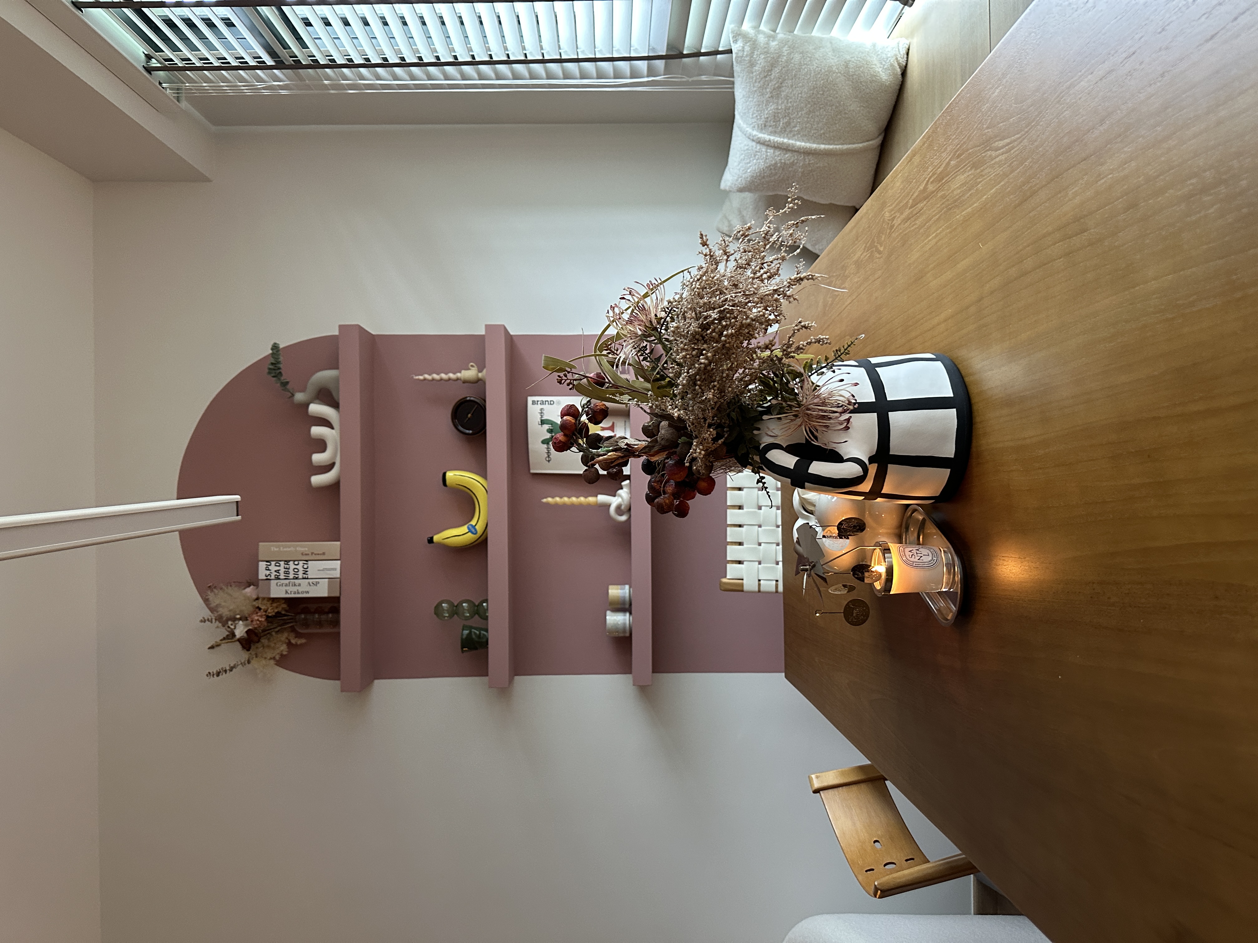 A-cozy-dining-space-right-at-the-window-bay!-