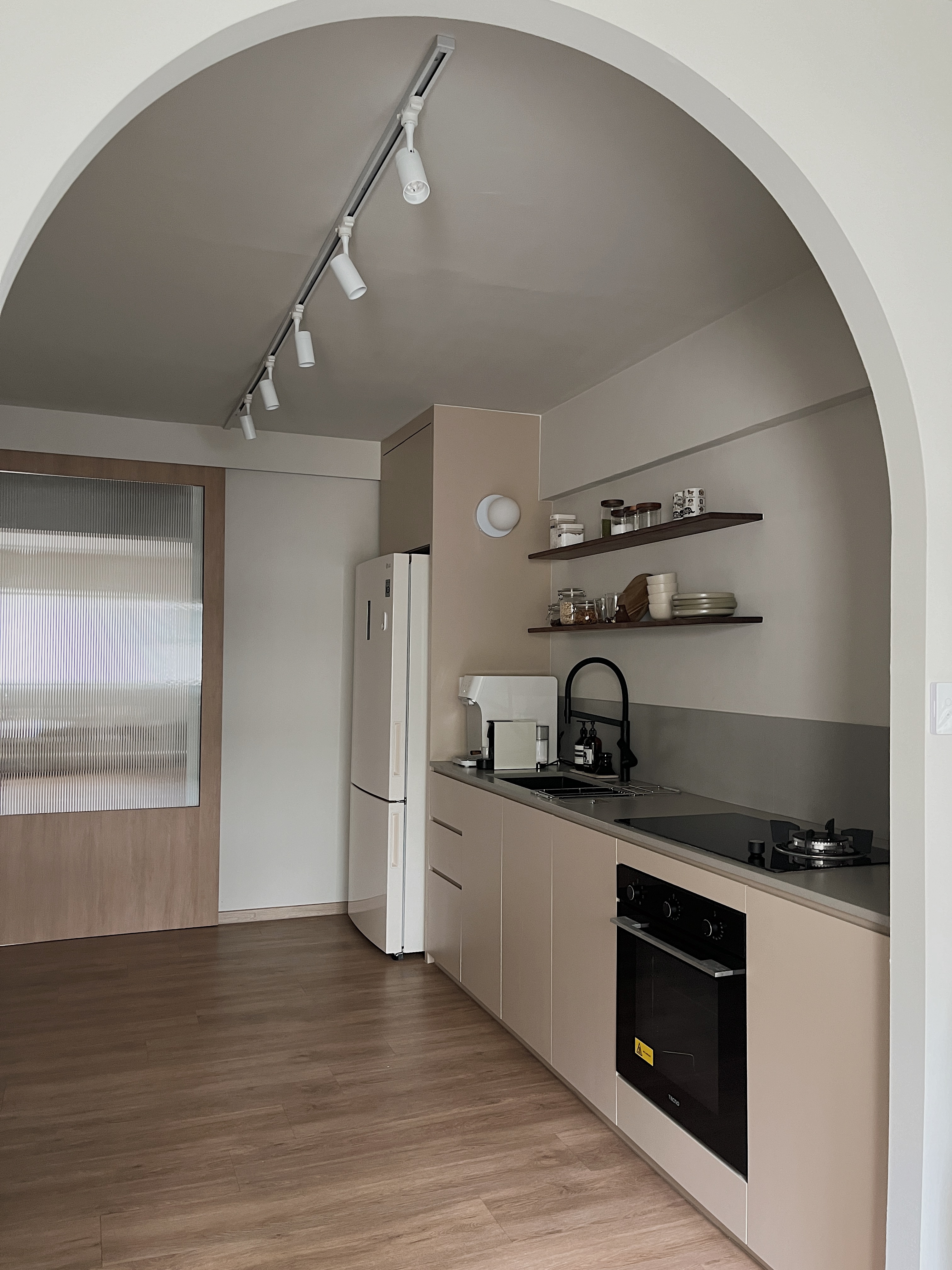 A calm and cosy space - Modern kitchen with sleek design, minimalist decor, neutral color palette, built-in appliances