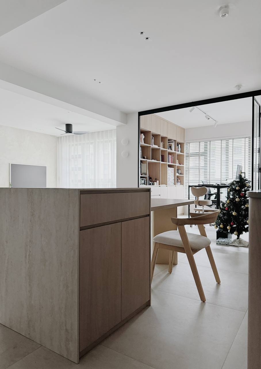 Dining Space: Making every Meal a Communal Experience - Modern minimalist kitchen with sleek cabinetry, light wood