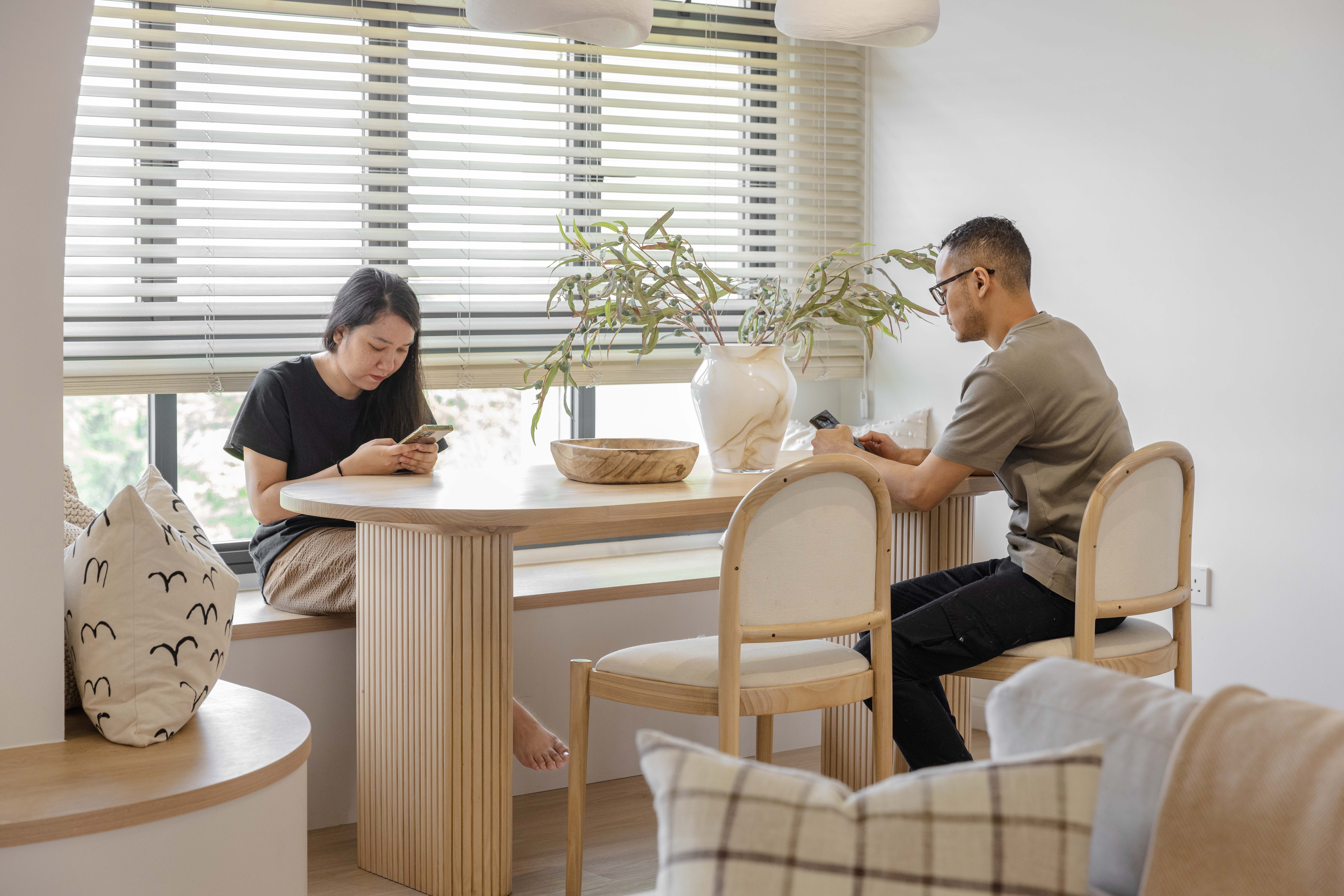 Dining Space - Embracing The Curves  - Modern living room, cozy atmosphere, natural light, large windows, wooden furniture