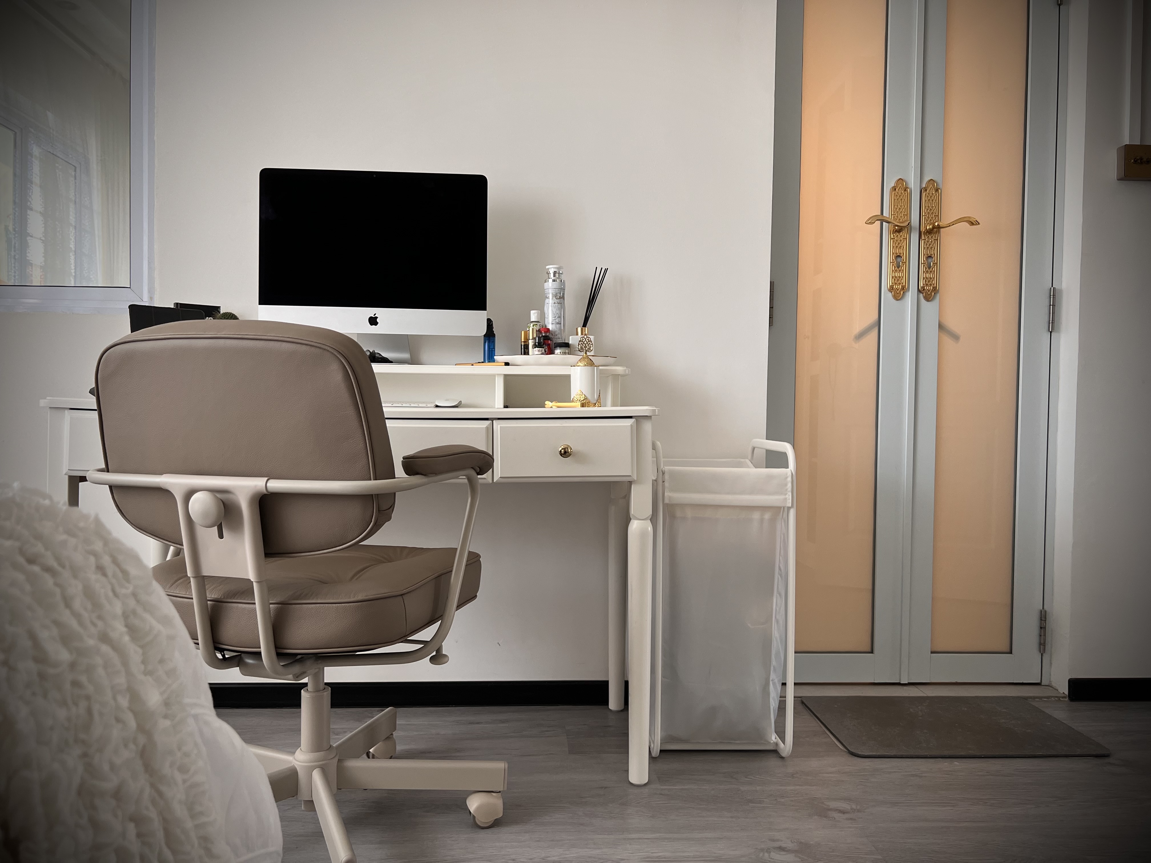 Bedroom: White, Gold and Grey Colour Scheme - Modern workspace, minimalist design, home office, ergonomic chair, white desk
