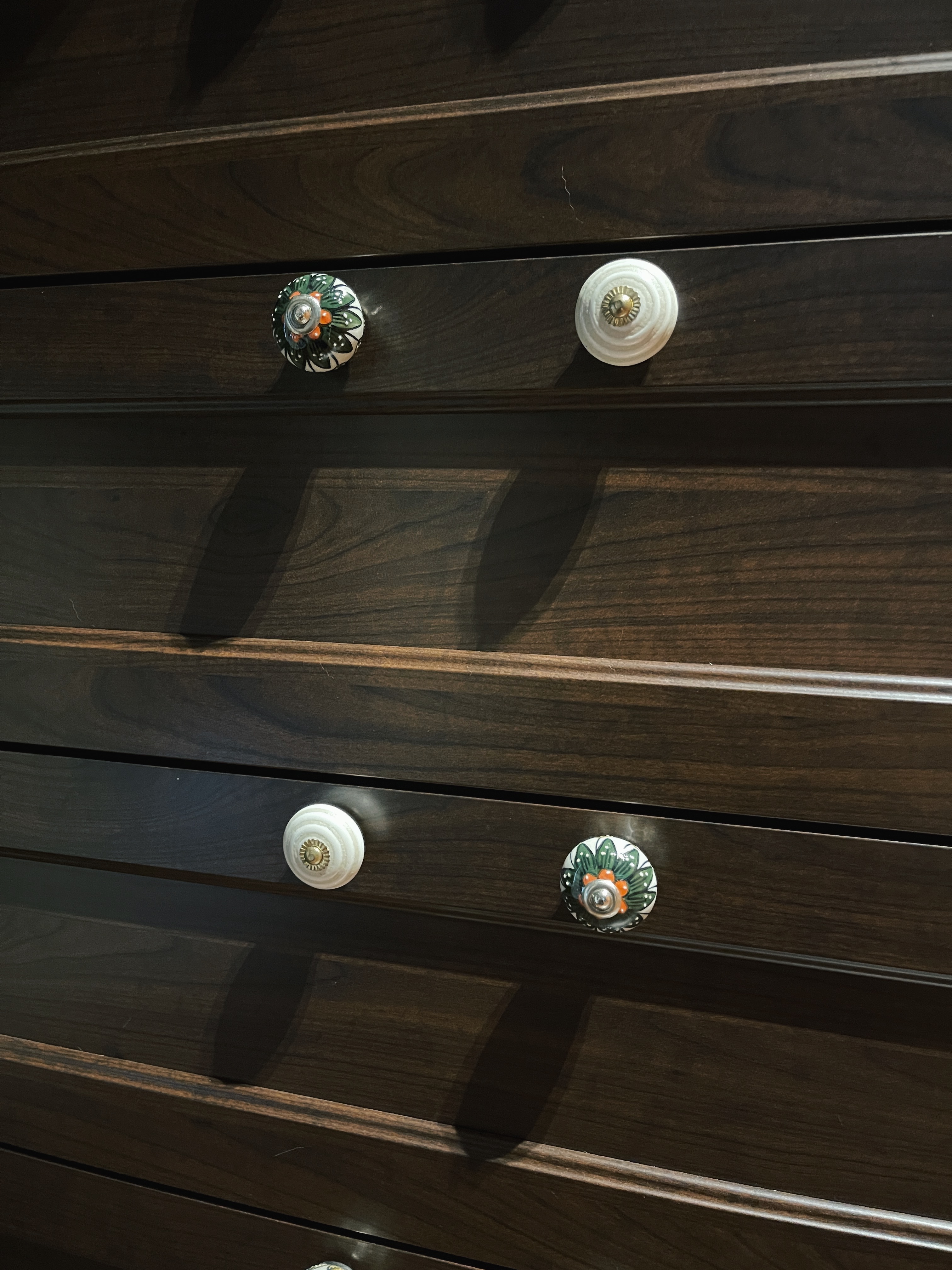 Cosy nights in The Garlic HQ bedroom! - Dark wooden dresser, intricate design, decorative knobs, three distinct knobs, glossy