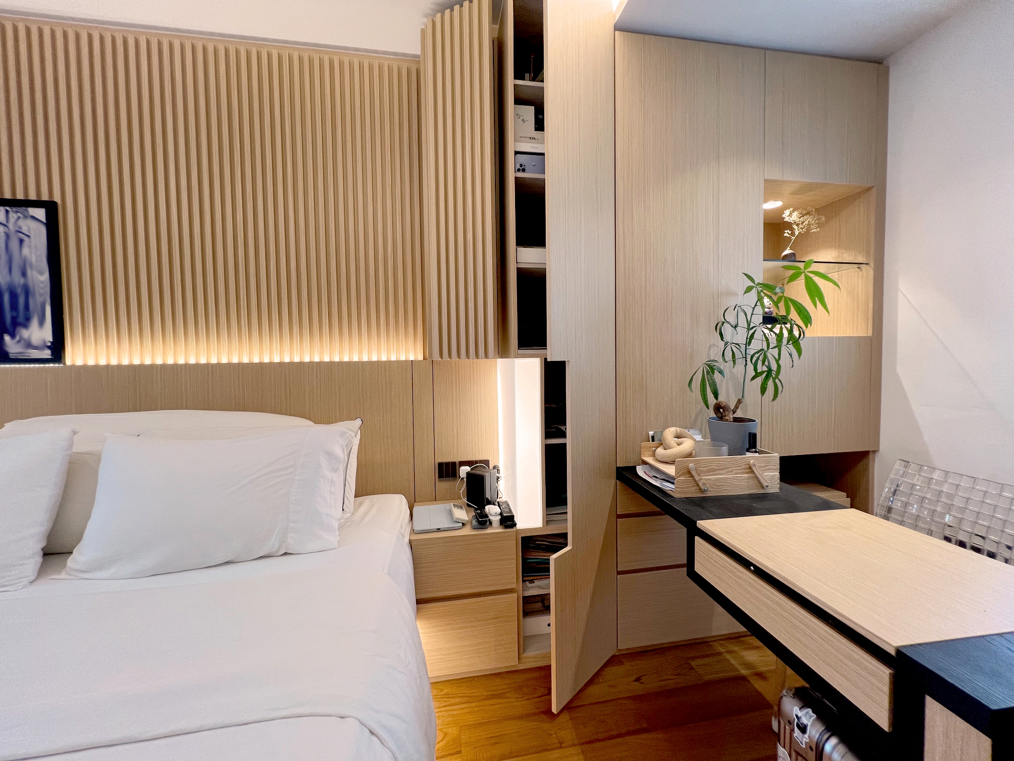 Master Bedroom | Hotel inspired in our own house  - Wooden paneling, modern design, minimalist decor, bed with white linens