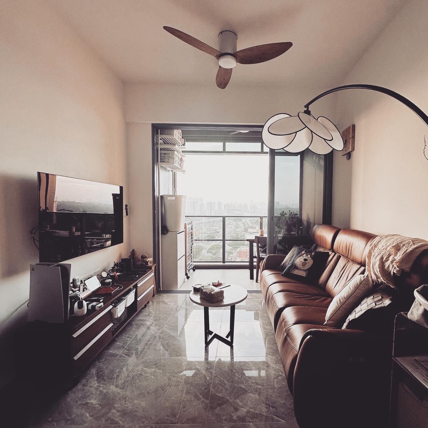 Cosy Living Room: Japandi & Leather Combination  - Modern living room, spacious room, large window, balcony view, ceiling