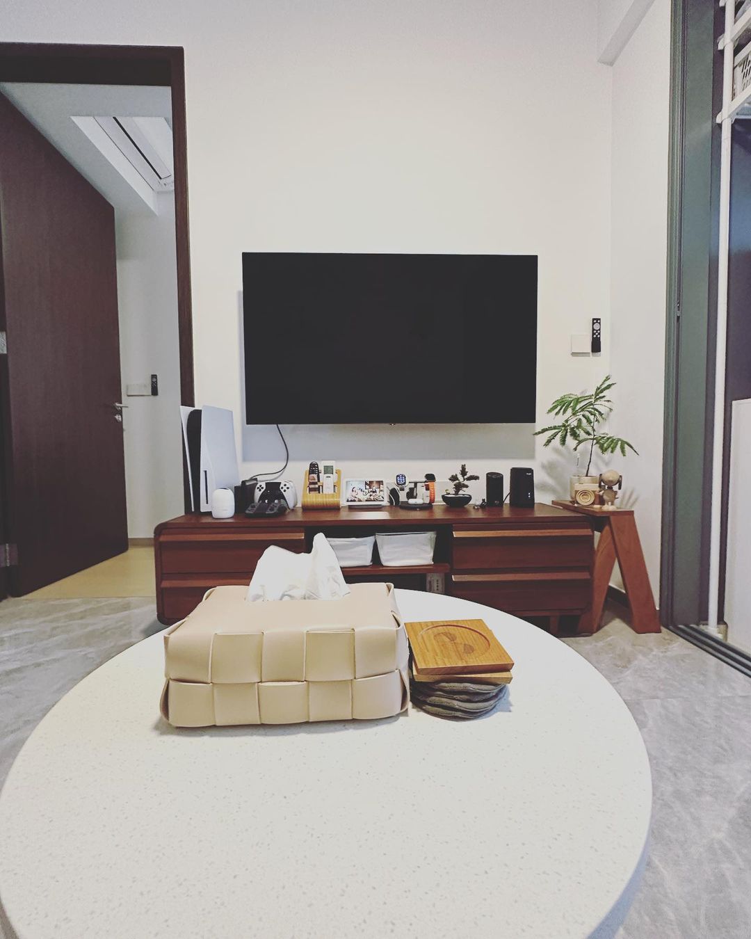 Cosy Living Room: Japandi & Leather Combination  - Modern living room, minimalist decor, sleek TV stand, cozy ambiance, home