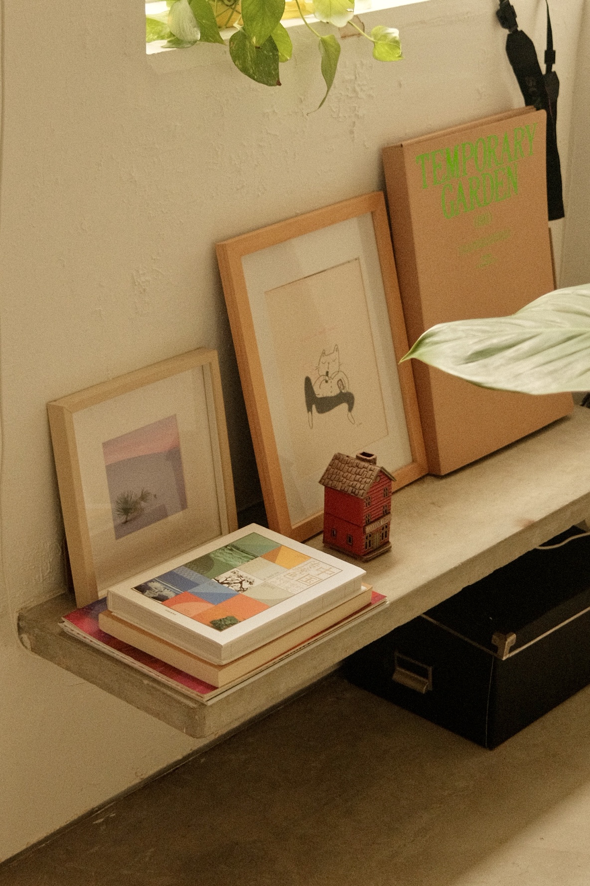 Open living room concept for a heritage style artsy home - Garden-themed decor, framed artwork, cozy shelf, abstract prints