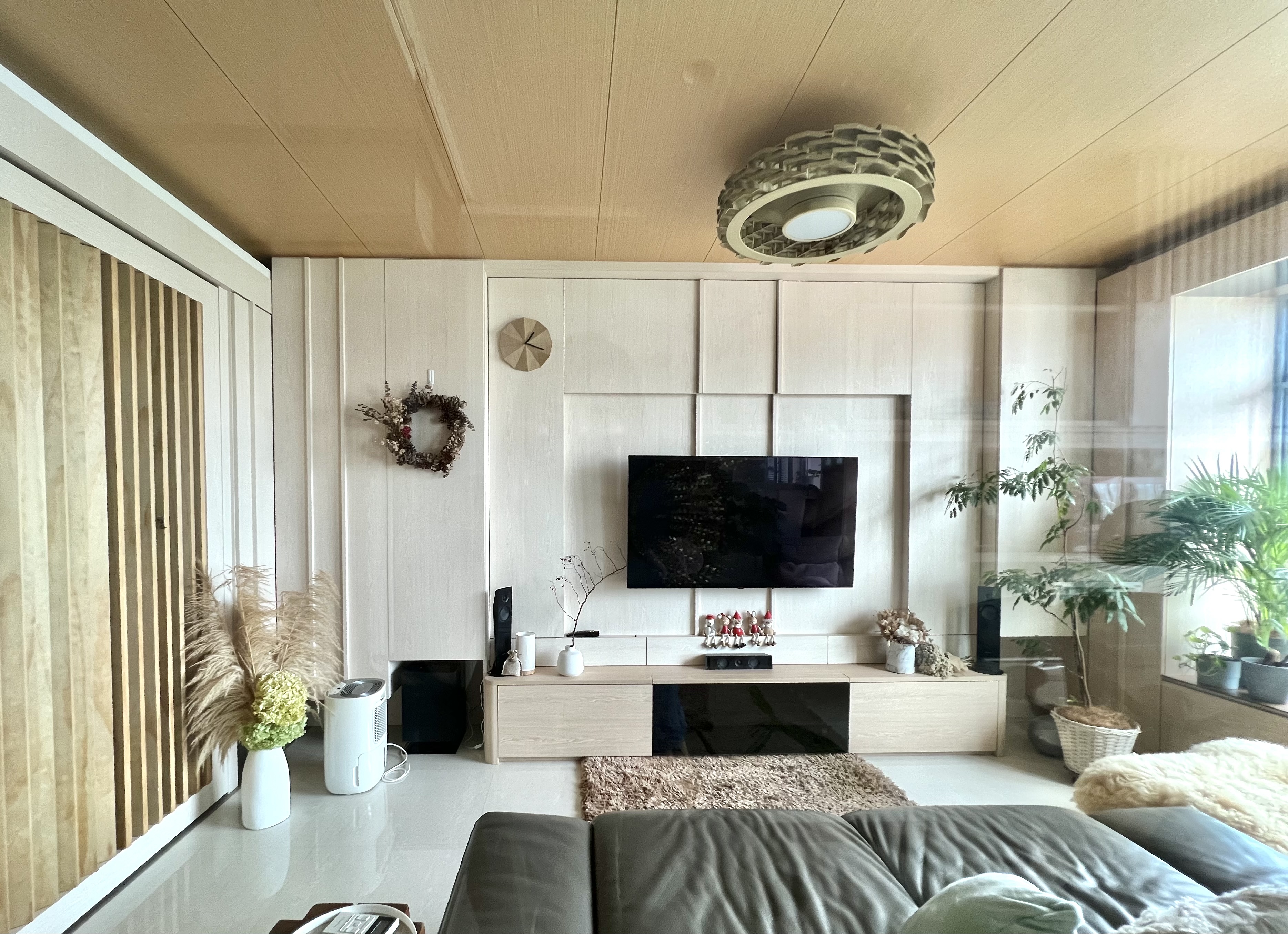 Living room as a room for plants too - Wooden ceiling, modern living room, minimalist decor, sleek furniture, neutral color