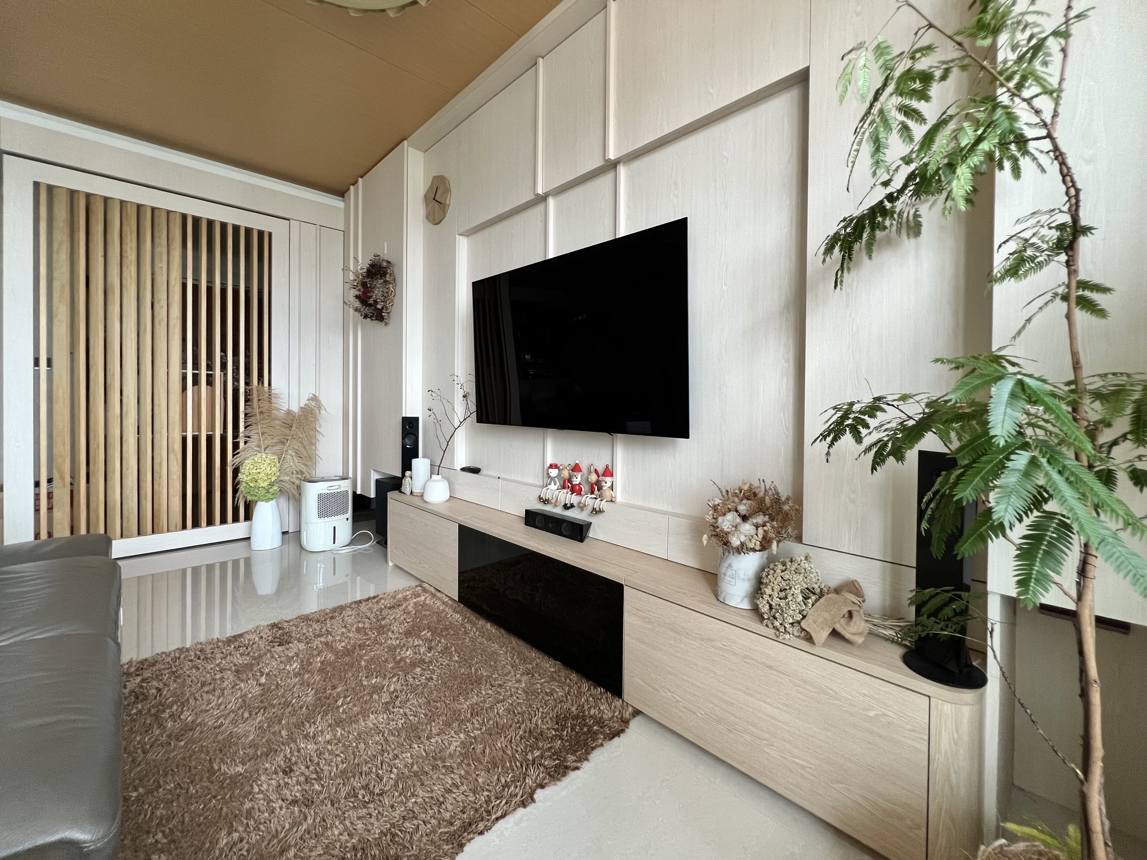 Living room as a room for plants too - Modern living room, minimalist decor, contemporary design, sleek furniture, large